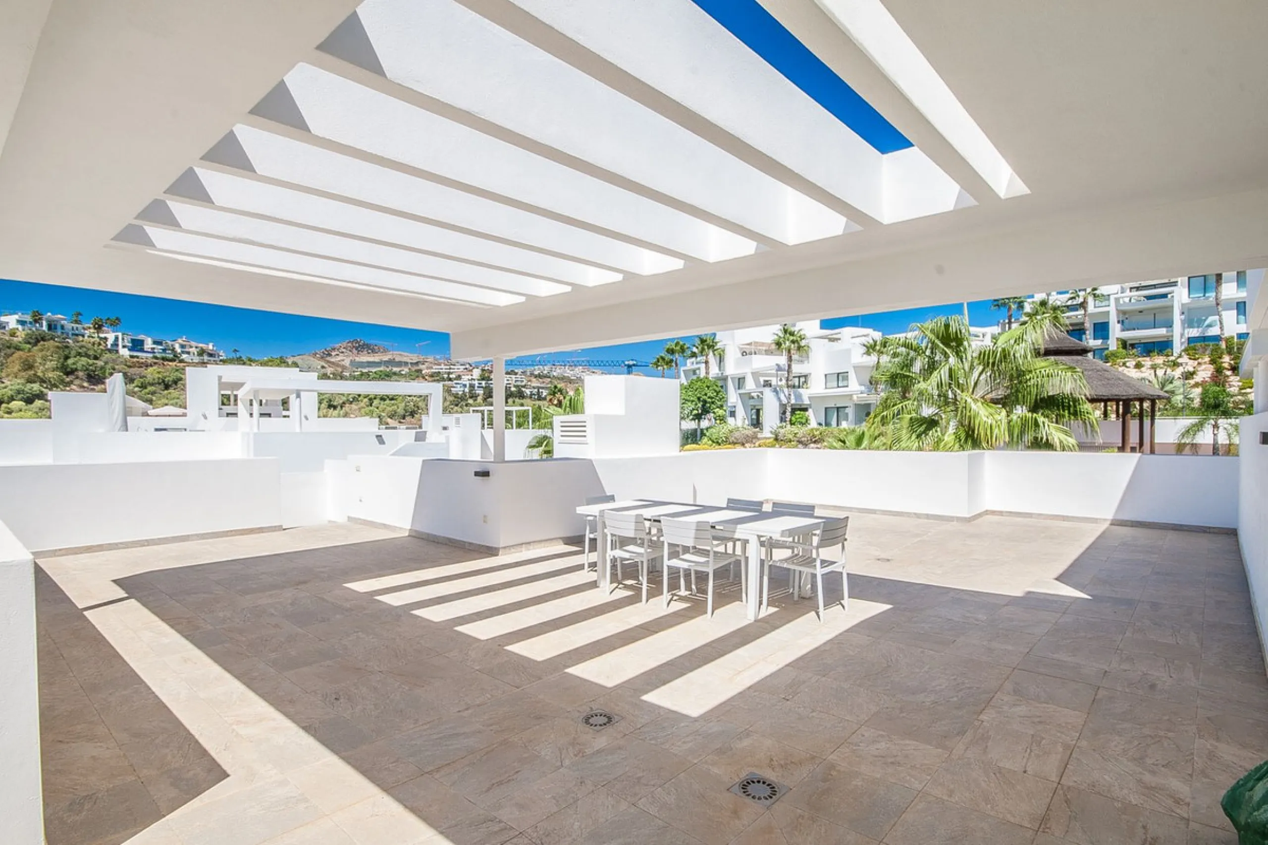 Located in the sought-after Atalaya area of Benahavís, just minutes from the picturesque town of San Pedro de Alcántara, this luxury duplex penthouse is built to the highest modern standards and boasts stunning views across the golf course towards the sea