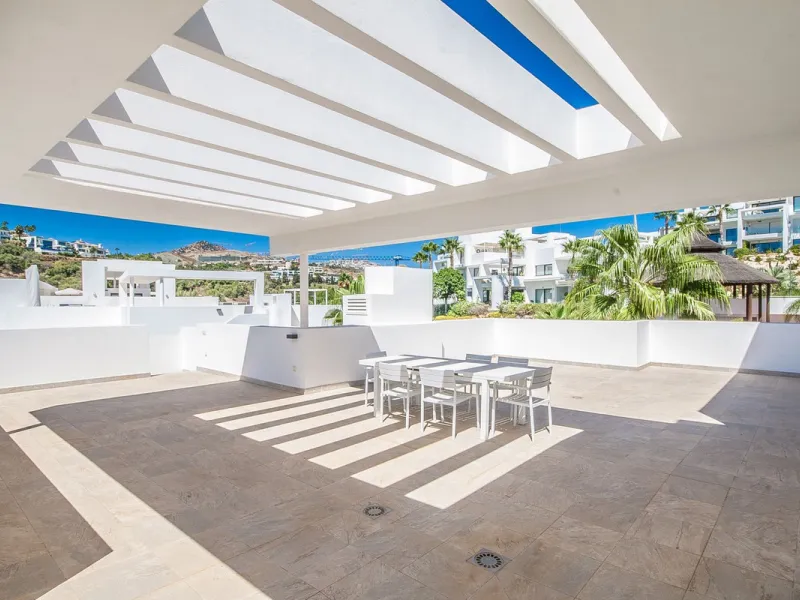 Located in the sought-after Atalaya area of Benahavís, just minutes from the picturesque town of San Pedro de Alcántara, this luxury duplex penthouse is built to the highest modern standards and boasts stunning views across the golf course towards the sea