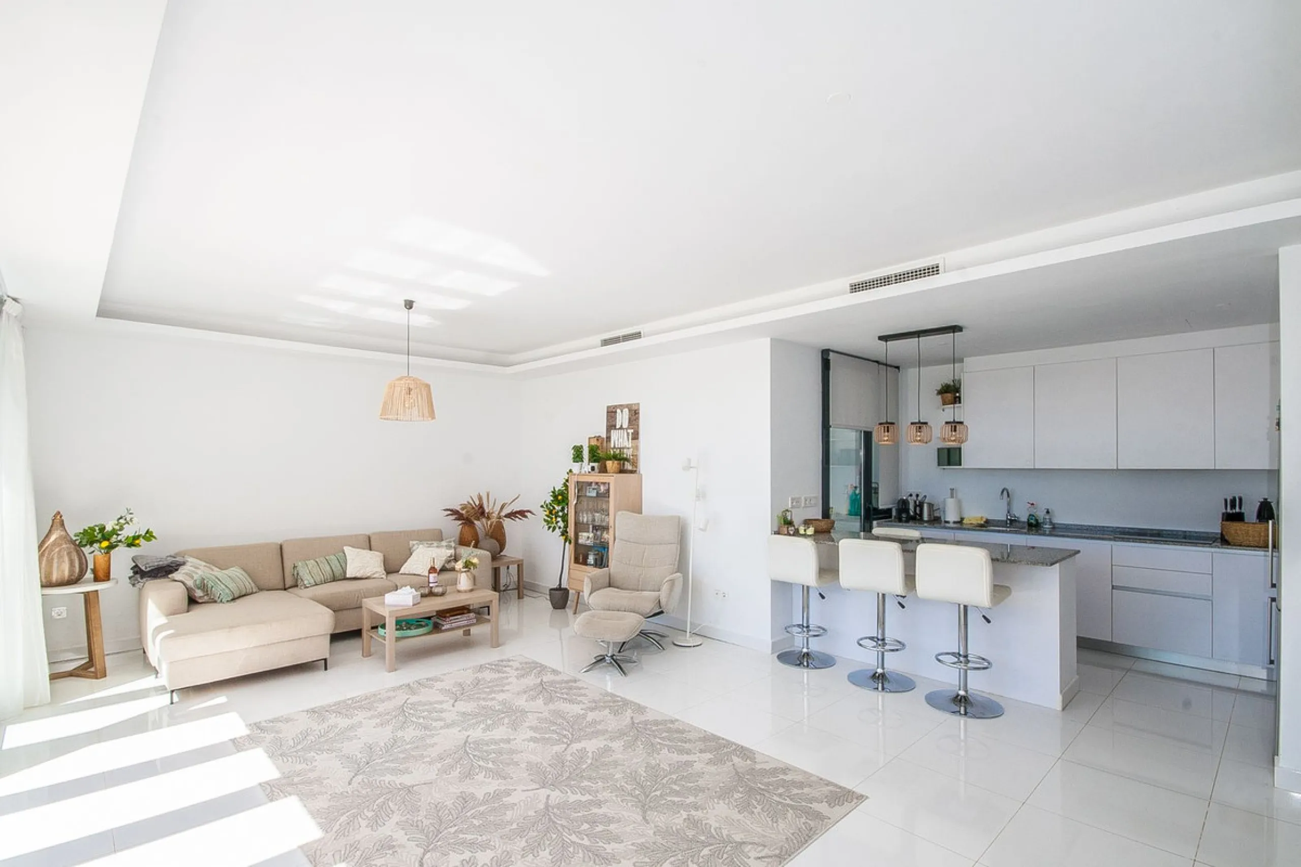 Located in the sought-after Atalaya area of Benahavís, just minutes from the picturesque town of San Pedro de Alcántara, this luxury duplex penthouse is built to the highest modern standards and boasts stunning views across the golf course towards the sea