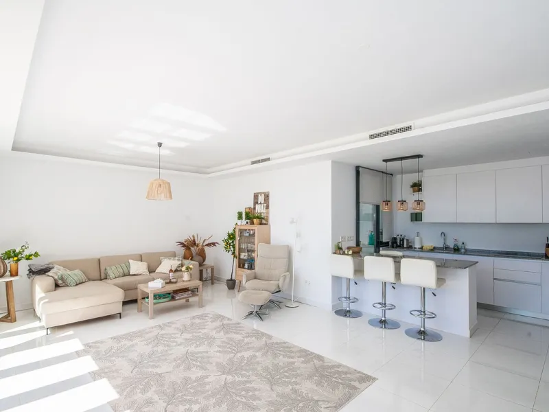 Located in the sought-after Atalaya area of Benahavís, just minutes from the picturesque town of San Pedro de Alcántara, this luxury duplex penthouse is built to the highest modern standards and boasts stunning views across the golf course towards the sea
