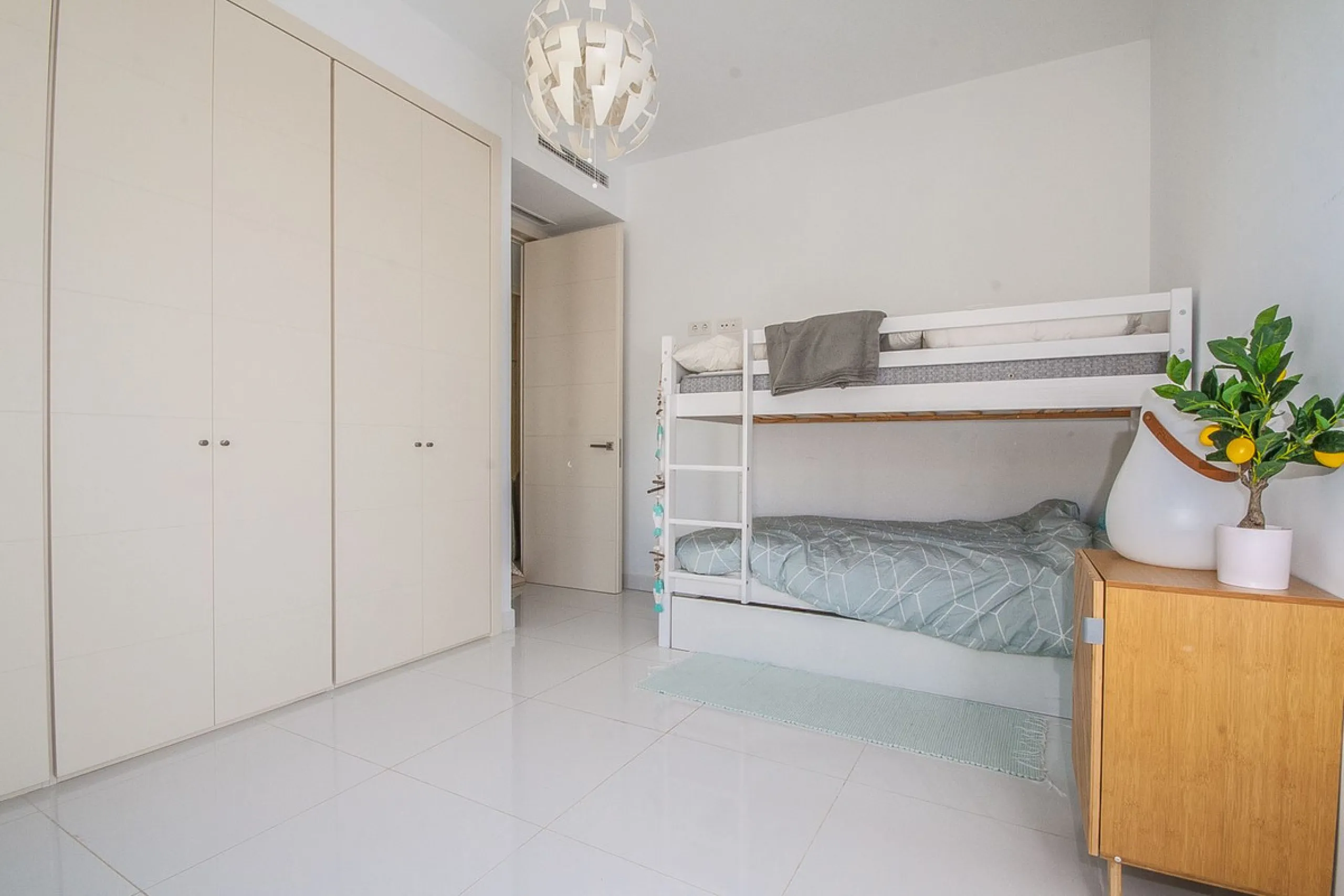 Located in the sought-after Atalaya area of Benahavís, just minutes from the picturesque town of San Pedro de Alcántara, this luxury duplex penthouse is built to the highest modern standards and boasts stunning views across the golf course towards the sea