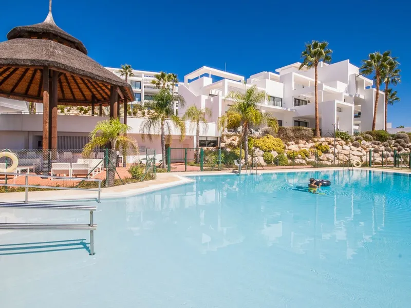 Located in the sought-after Atalaya area of Benahavís, just minutes from the picturesque town of San Pedro de Alcántara, this luxury duplex penthouse is built to the highest modern standards and boasts stunning views across the golf course towards the sea