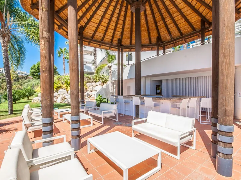 Located in the sought-after Atalaya area of Benahavís, just minutes from the picturesque town of San Pedro de Alcántara, this luxury duplex penthouse is built to the highest modern standards and boasts stunning views across the golf course towards the sea
