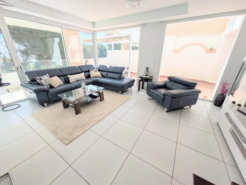 Discover this spectacular minimalist-style villa (built in 2019), located in one of the most privileged and tranquil areas of Benalmádena, surrounded by nature and with breathtaking sea views from its three terraces.
