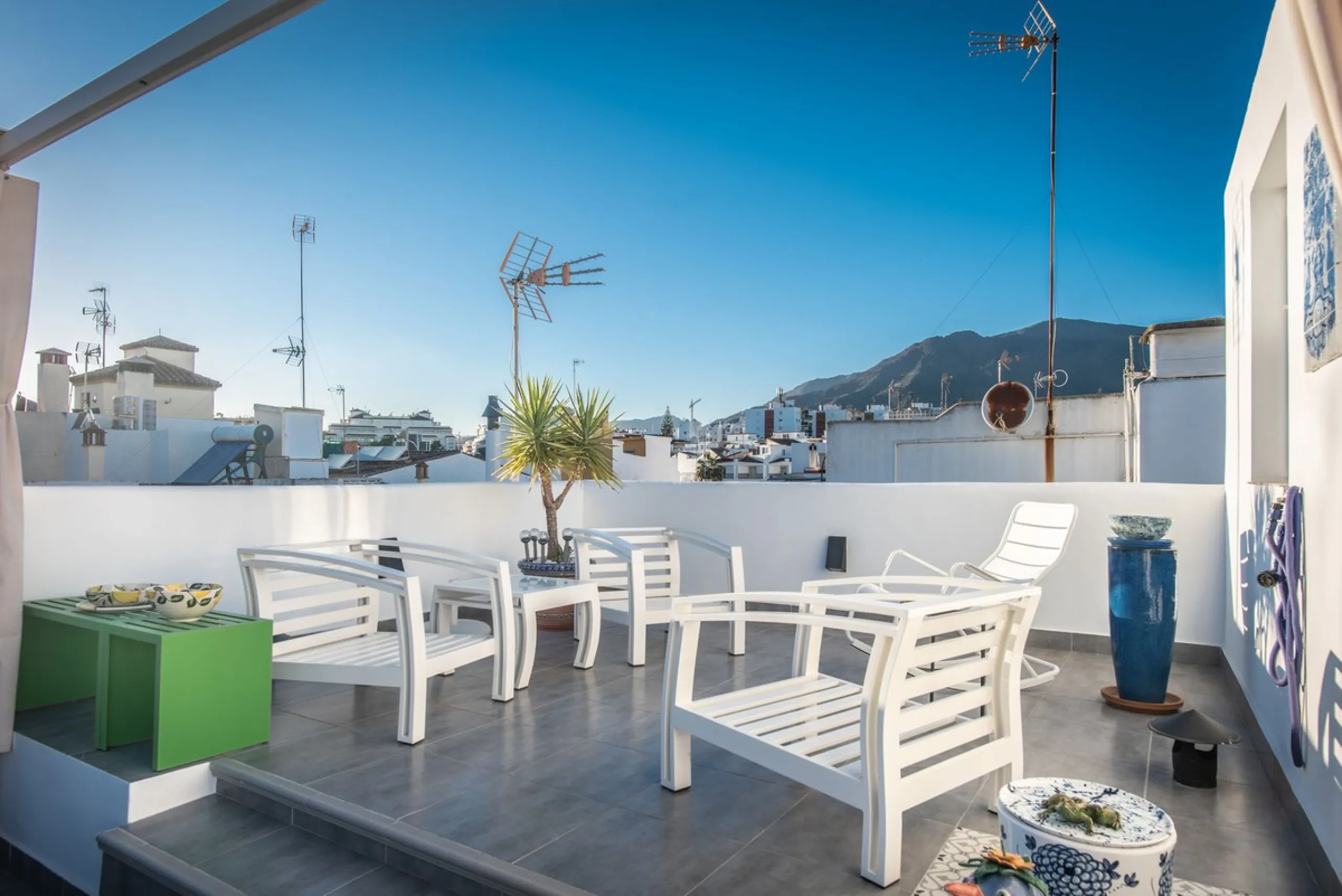 NEWLY RENOVATED TOP FLOOR APARTMENT IN THE HEART OF THE OLD TOWN OF ESTEPONA WITH A LARGE ROOF TERRACE
