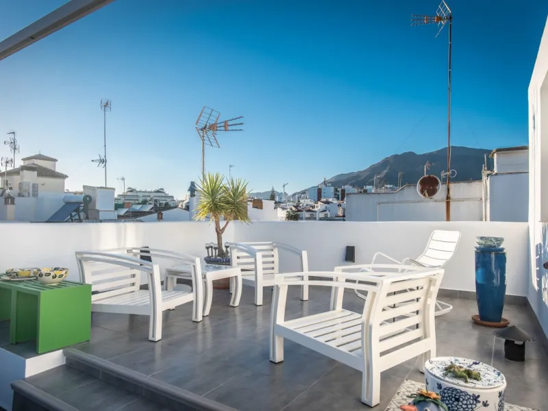 NEWLY RENOVATED TOP FLOOR APARTMENT IN THE HEART OF THE OLD TOWN OF ESTEPONA WITH A LARGE ROOF TERRACE