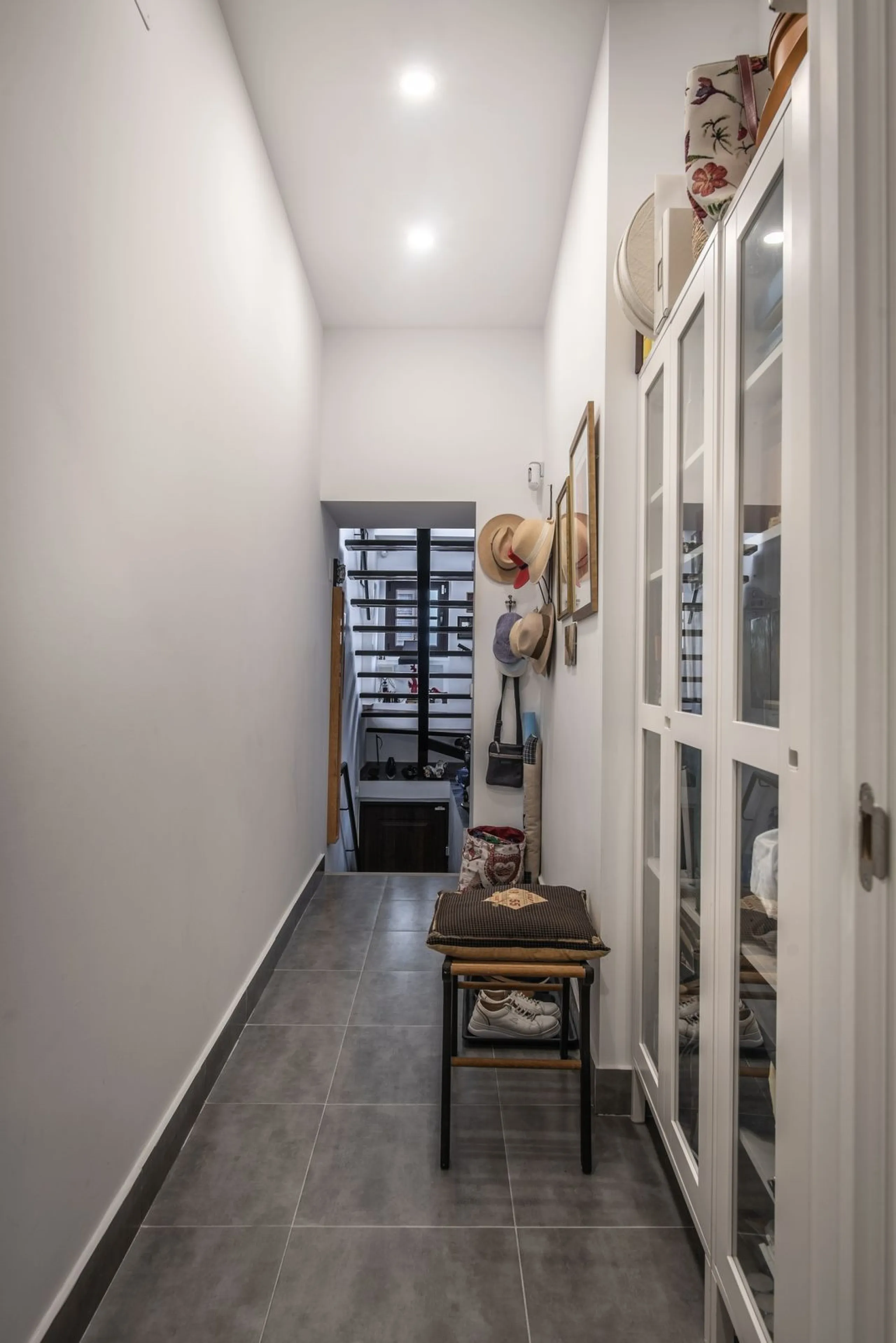 NEWLY RENOVATED TOP FLOOR APARTMENT IN THE HEART OF THE OLD TOWN OF ESTEPONA WITH A LARGE ROOF TERRACE