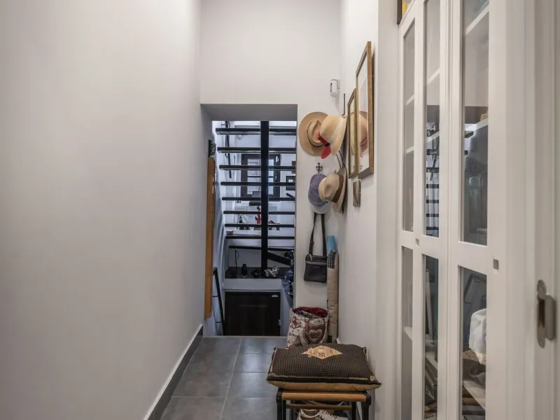NEWLY RENOVATED TOP FLOOR APARTMENT IN THE HEART OF THE OLD TOWN OF ESTEPONA WITH A LARGE ROOF TERRACE