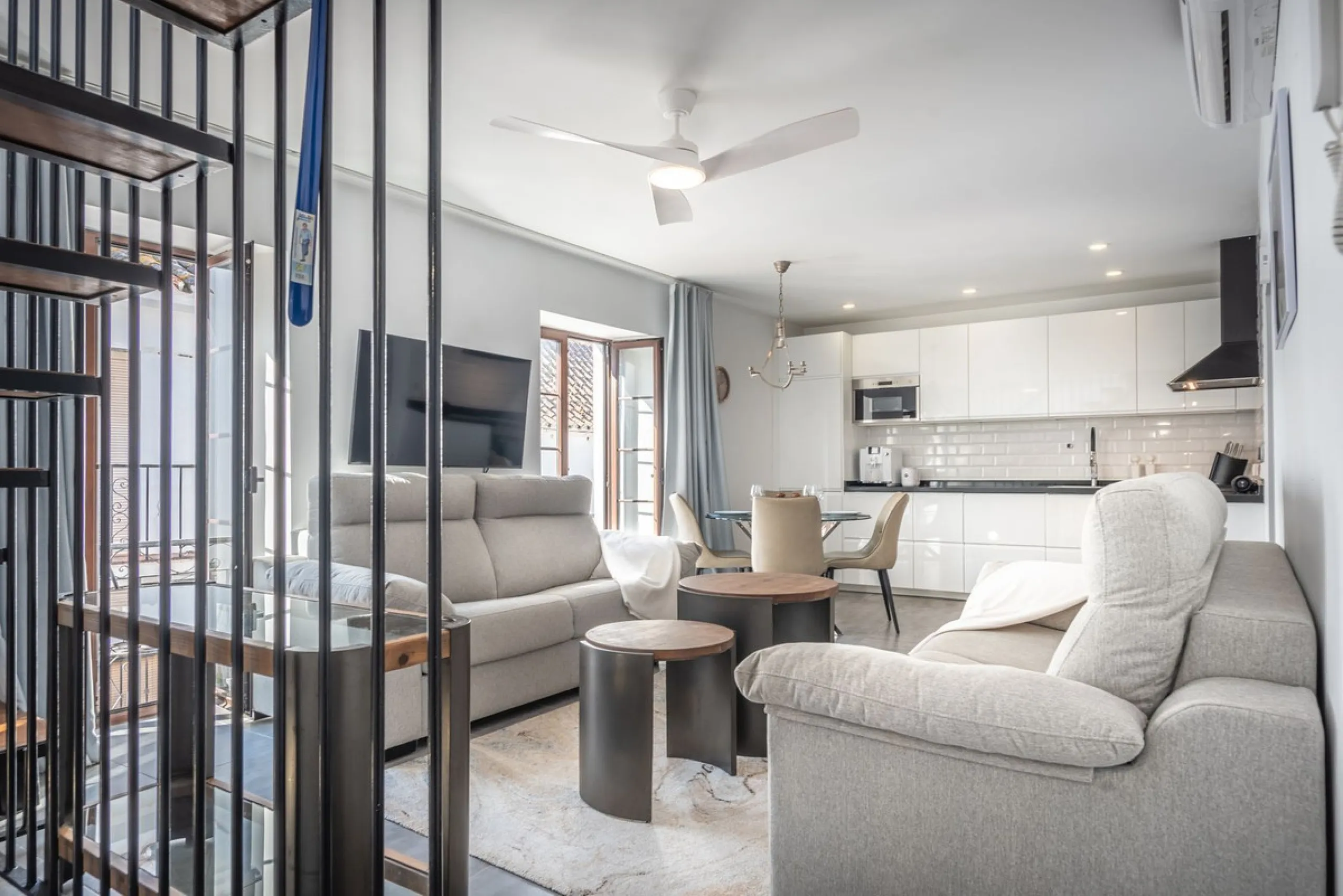 NEWLY RENOVATED TOP FLOOR APARTMENT IN THE HEART OF THE OLD TOWN OF ESTEPONA WITH A LARGE ROOF TERRACE