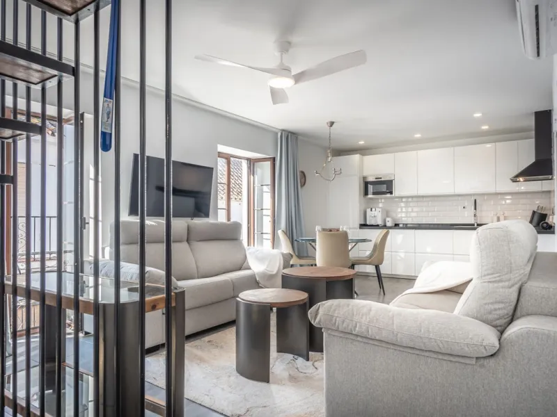 NEWLY RENOVATED TOP FLOOR APARTMENT IN THE HEART OF THE OLD TOWN OF ESTEPONA WITH A LARGE ROOF TERRACE