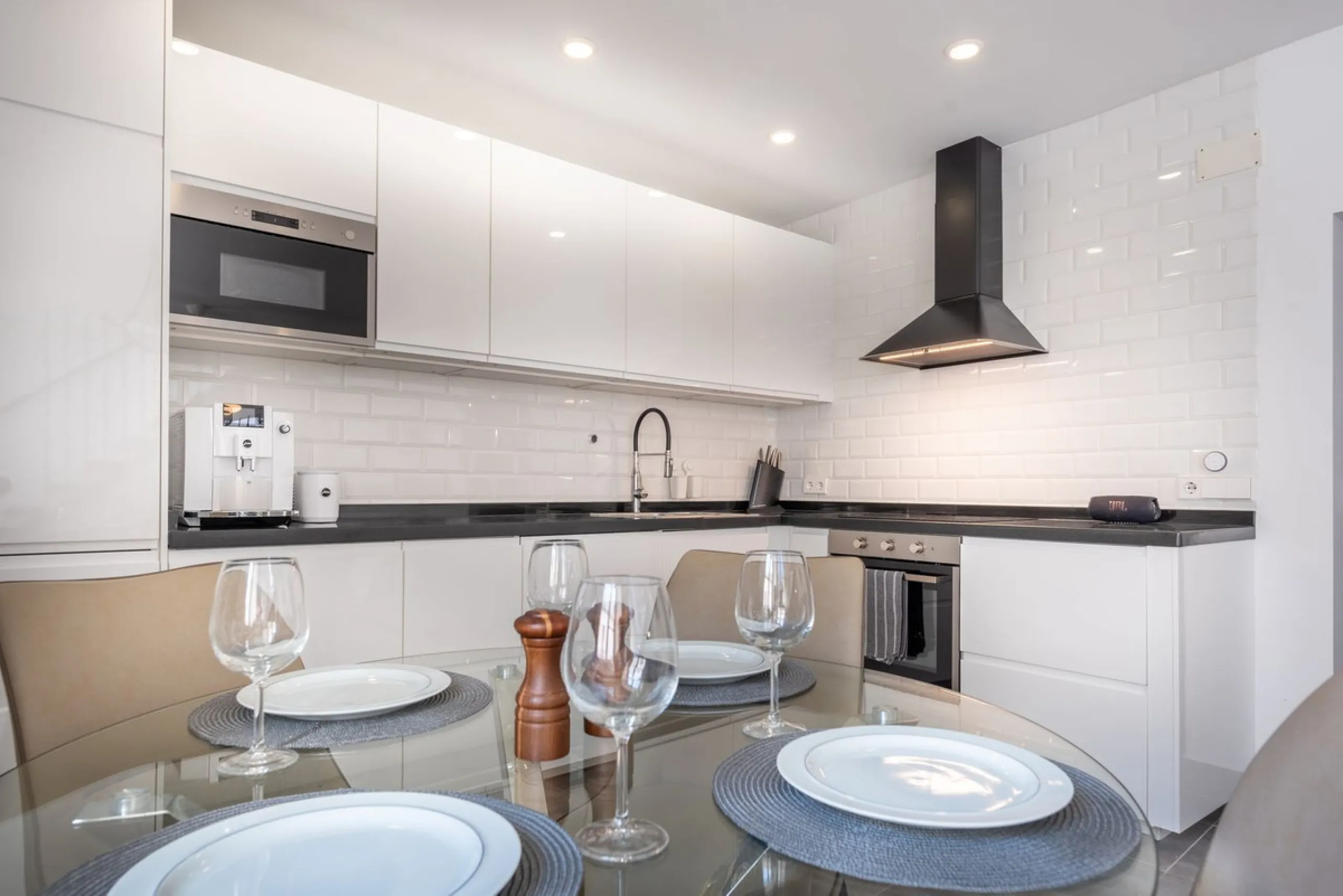 NEWLY RENOVATED TOP FLOOR APARTMENT IN THE HEART OF THE OLD TOWN OF ESTEPONA WITH A LARGE ROOF TERRACE