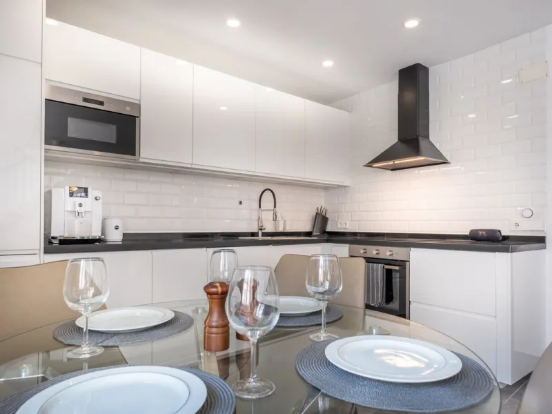NEWLY RENOVATED TOP FLOOR APARTMENT IN THE HEART OF THE OLD TOWN OF ESTEPONA WITH A LARGE ROOF TERRACE