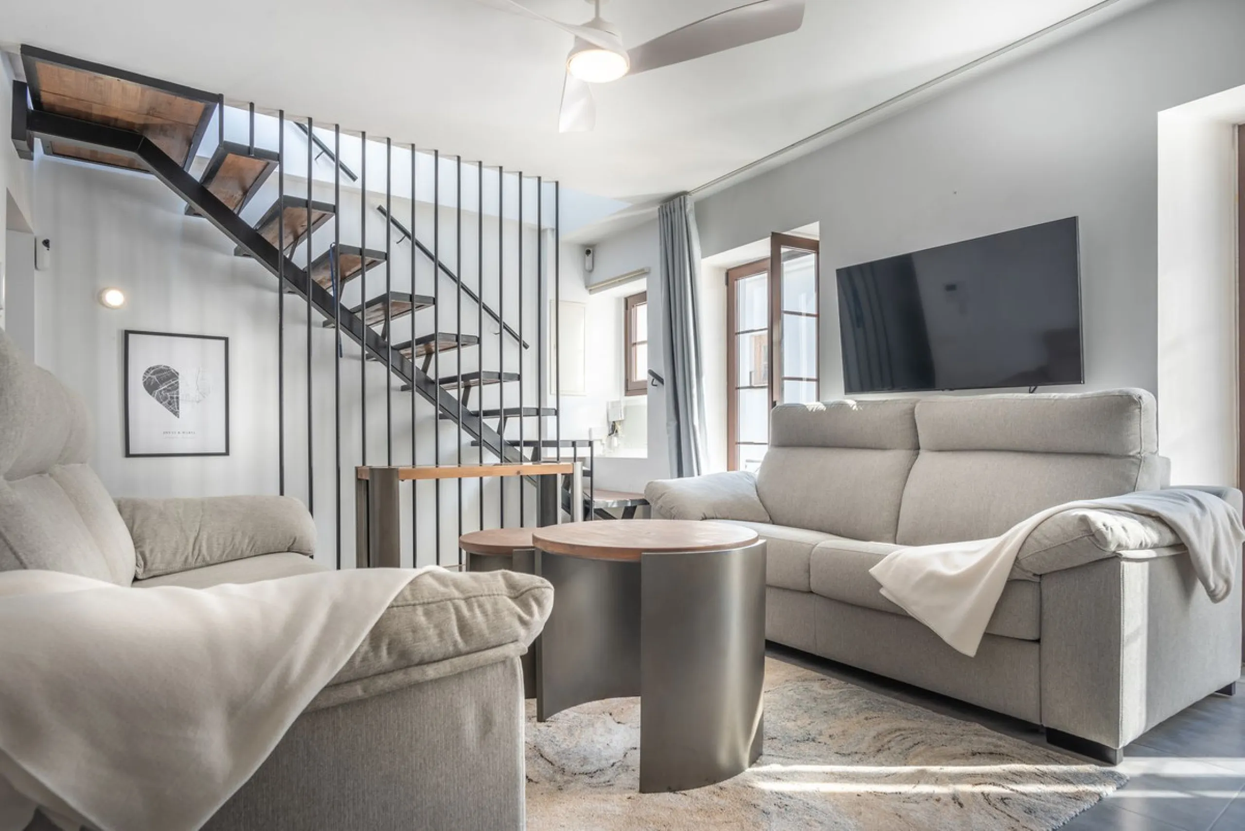 NEWLY RENOVATED TOP FLOOR APARTMENT IN THE HEART OF THE OLD TOWN OF ESTEPONA WITH A LARGE ROOF TERRACE