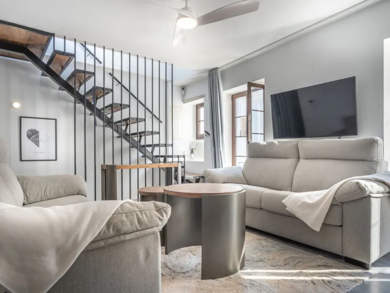 NEWLY RENOVATED TOP FLOOR APARTMENT IN THE HEART OF THE OLD TOWN OF ESTEPONA WITH A LARGE ROOF TERRACE