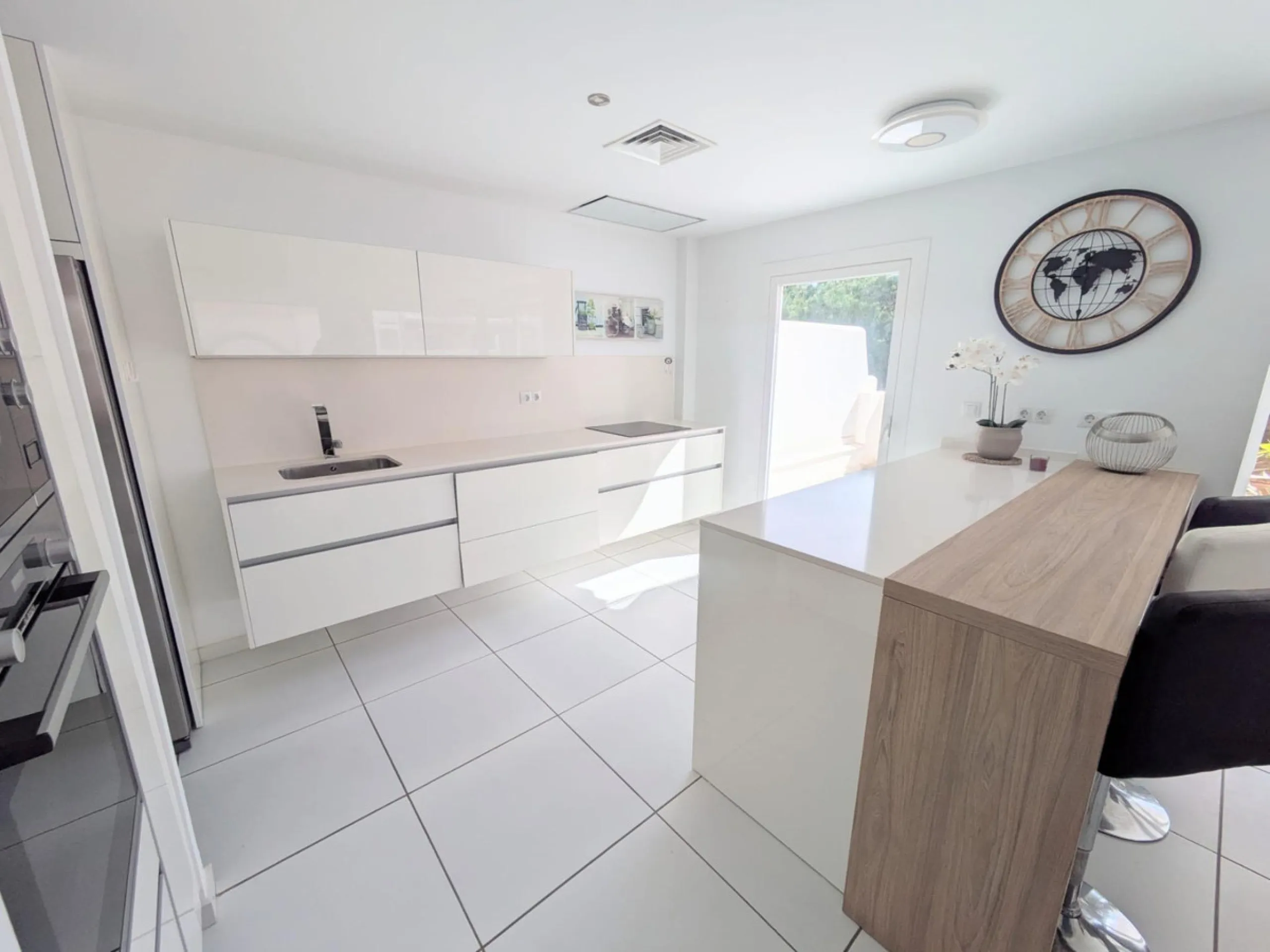 Discover this spectacular minimalist-style villa (built in 2019), located in one of the most privileged and tranquil areas of Benalmádena, surrounded by nature and with breathtaking sea views from its three terraces.