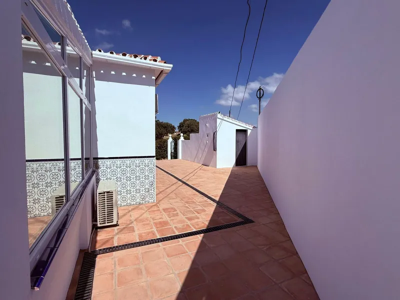 Fabulous Gated Oasis with Panoramic Views – Coin Outskirts