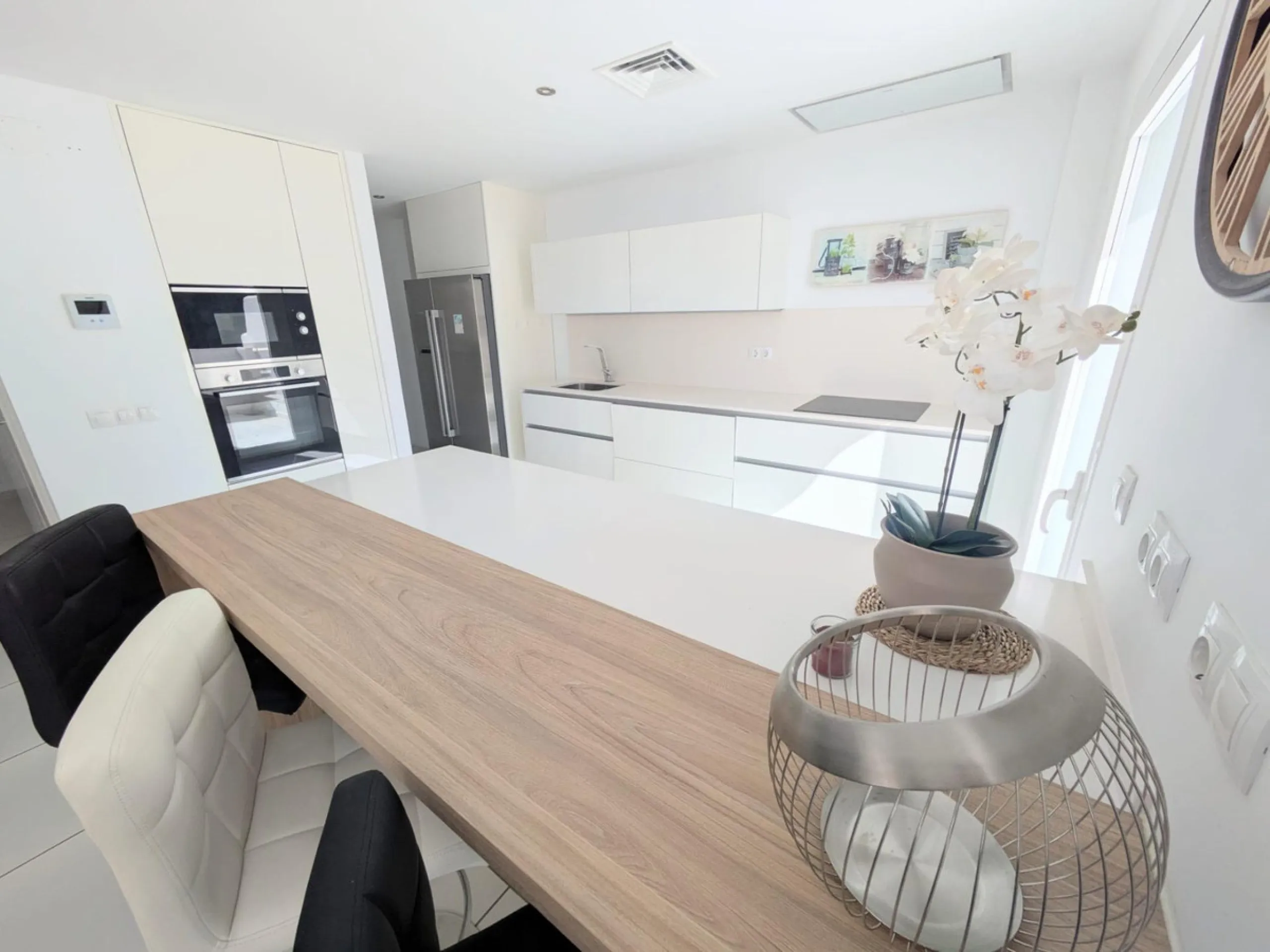 Discover this spectacular minimalist-style villa (built in 2019), located in one of the most privileged and tranquil areas of Benalmádena, surrounded by nature and with breathtaking sea views from its three terraces.