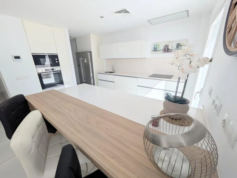 Discover this spectacular minimalist-style villa (built in 2019), located in one of the most privileged and tranquil areas of Benalmádena, surrounded by nature and with breathtaking sea views from its three terraces.