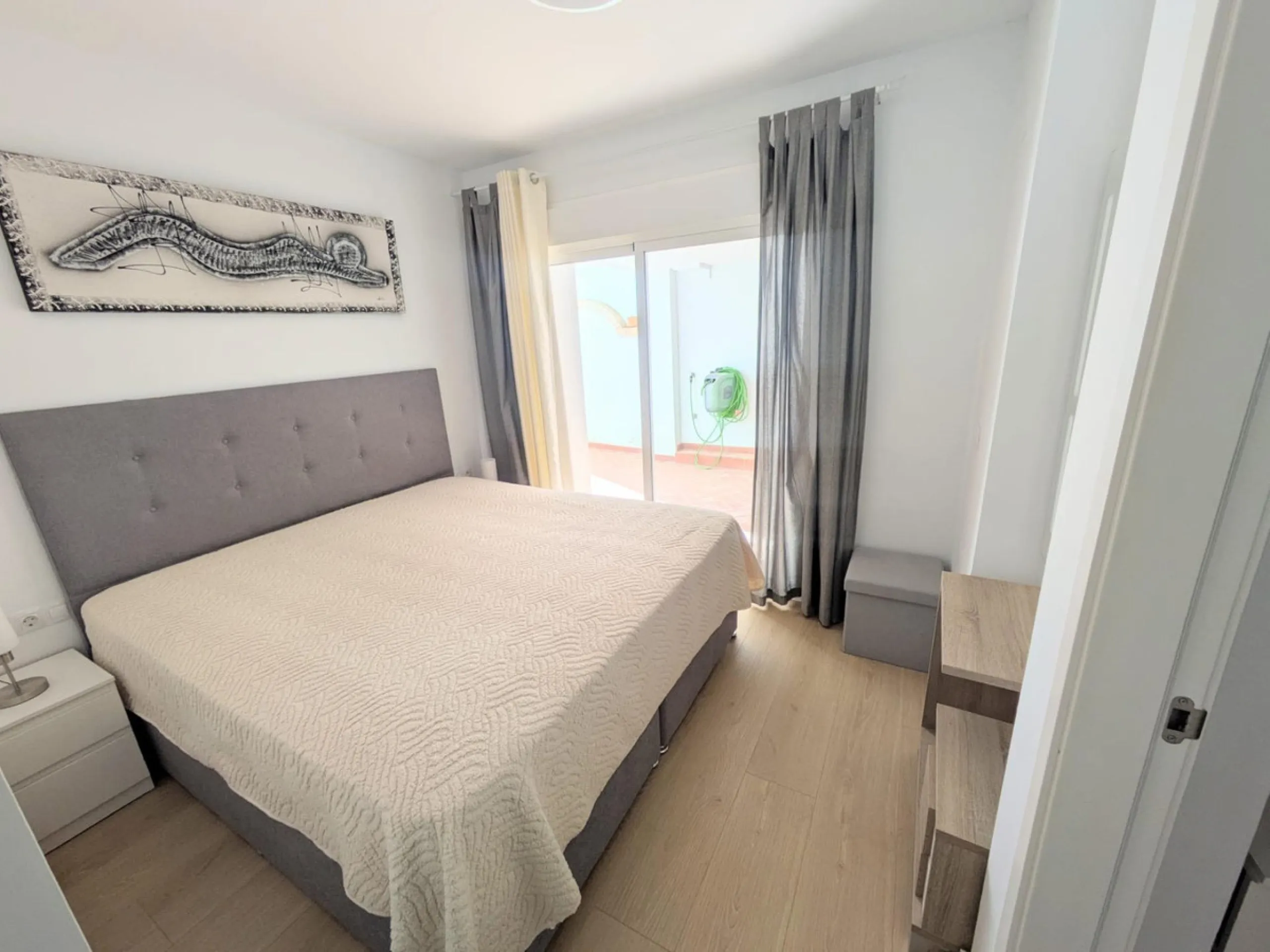 Discover this spectacular minimalist-style villa (built in 2019), located in one of the most privileged and tranquil areas of Benalmádena, surrounded by nature and with breathtaking sea views from its three terraces.