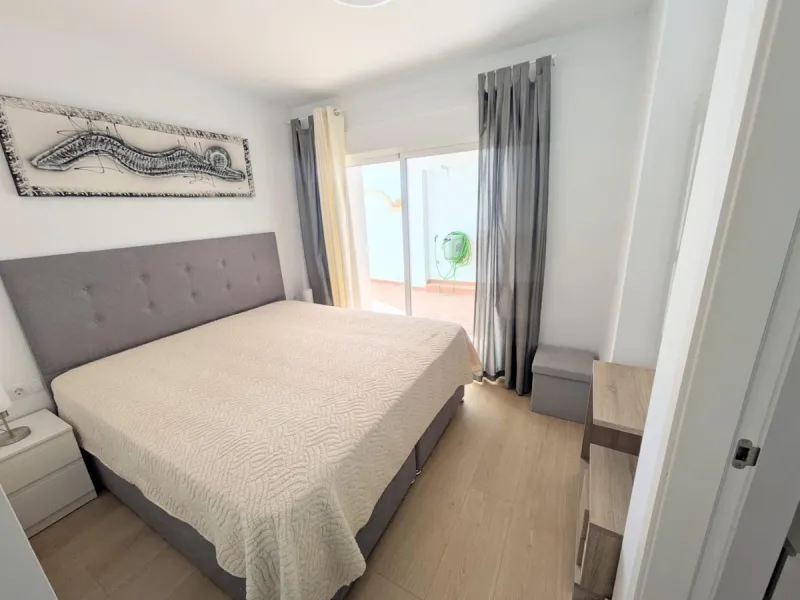 Discover this spectacular minimalist-style villa (built in 2019), located in one of the most privileged and tranquil areas of Benalmádena, surrounded by nature and with breathtaking sea views from its three terraces.