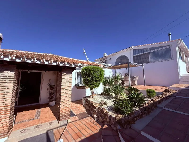 Fabulous Gated Oasis with Panoramic Views – Coin Outskirts