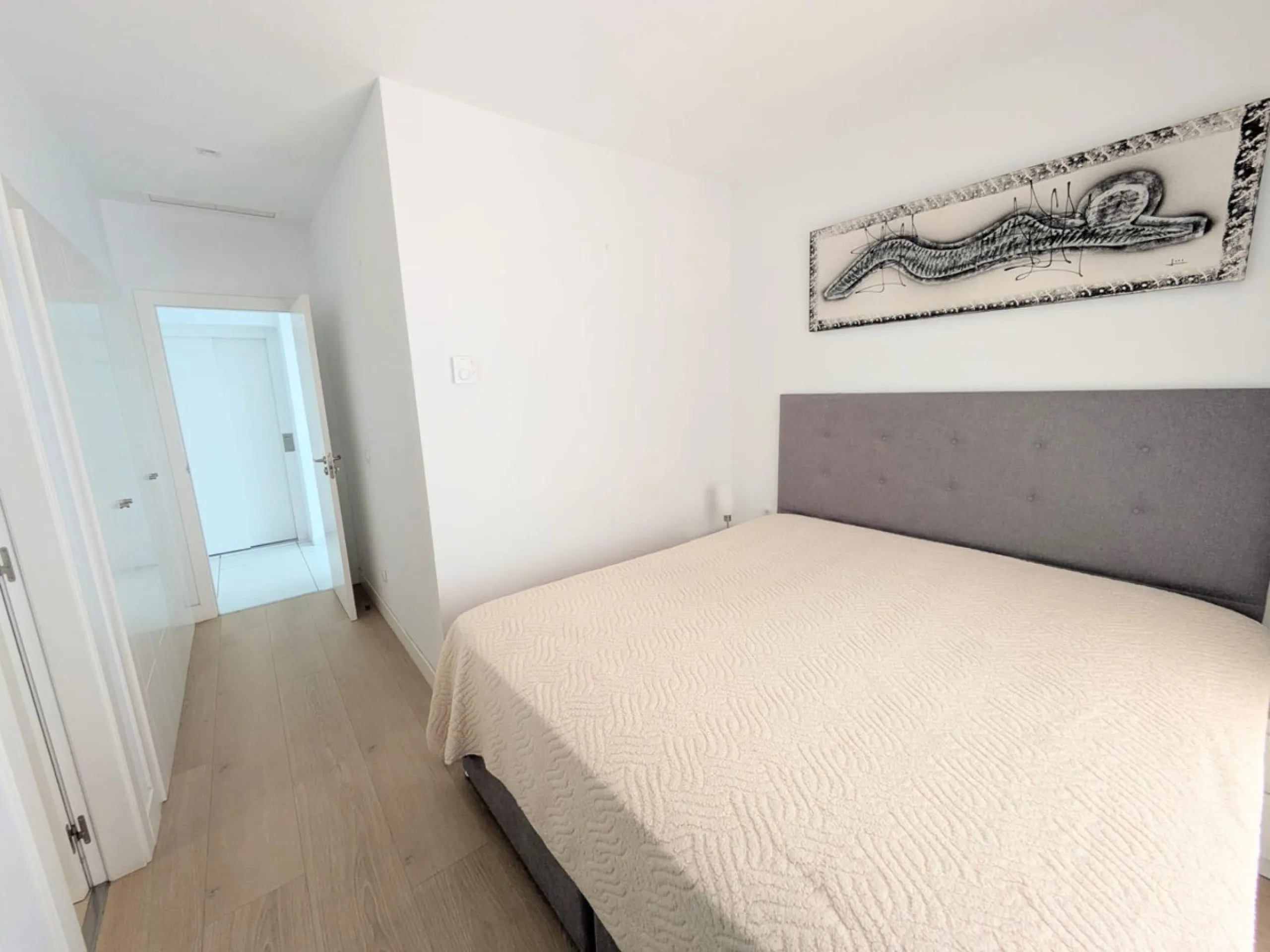 Discover this spectacular minimalist-style villa (built in 2019), located in one of the most privileged and tranquil areas of Benalmádena, surrounded by nature and with breathtaking sea views from its three terraces.