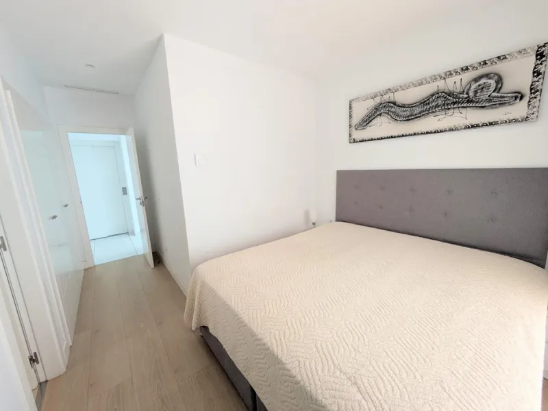 Discover this spectacular minimalist-style villa (built in 2019), located in one of the most privileged and tranquil areas of Benalmádena, surrounded by nature and with breathtaking sea views from its three terraces.