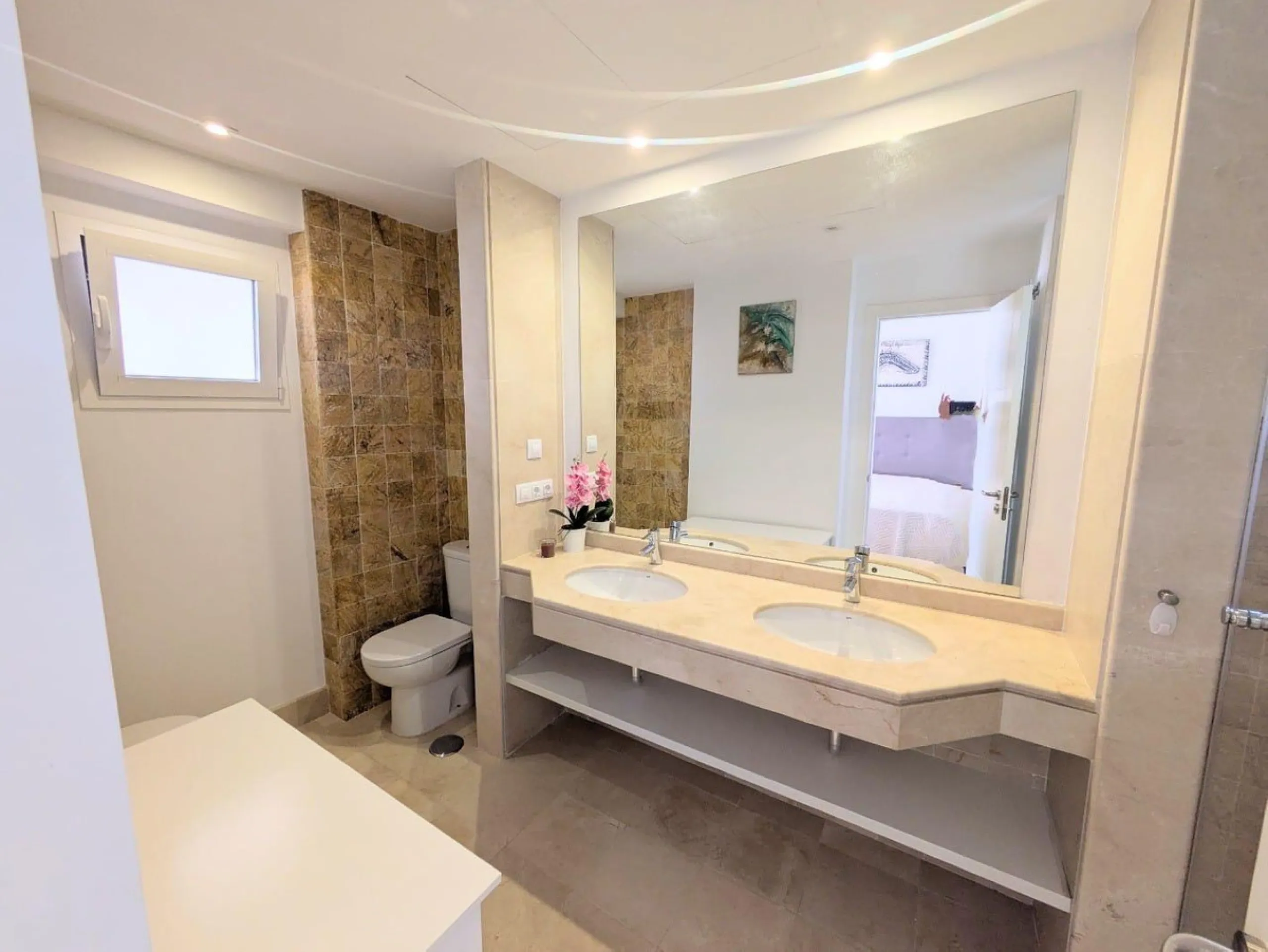 Discover this spectacular minimalist-style villa (built in 2019), located in one of the most privileged and tranquil areas of Benalmádena, surrounded by nature and with breathtaking sea views from its three terraces.