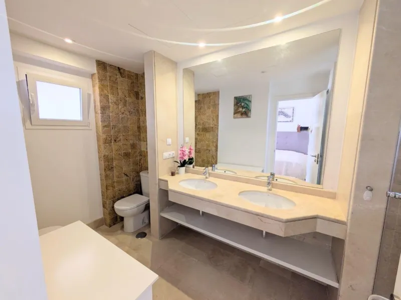 Discover this spectacular minimalist-style villa (built in 2019), located in one of the most privileged and tranquil areas of Benalmádena, surrounded by nature and with breathtaking sea views from its three terraces.