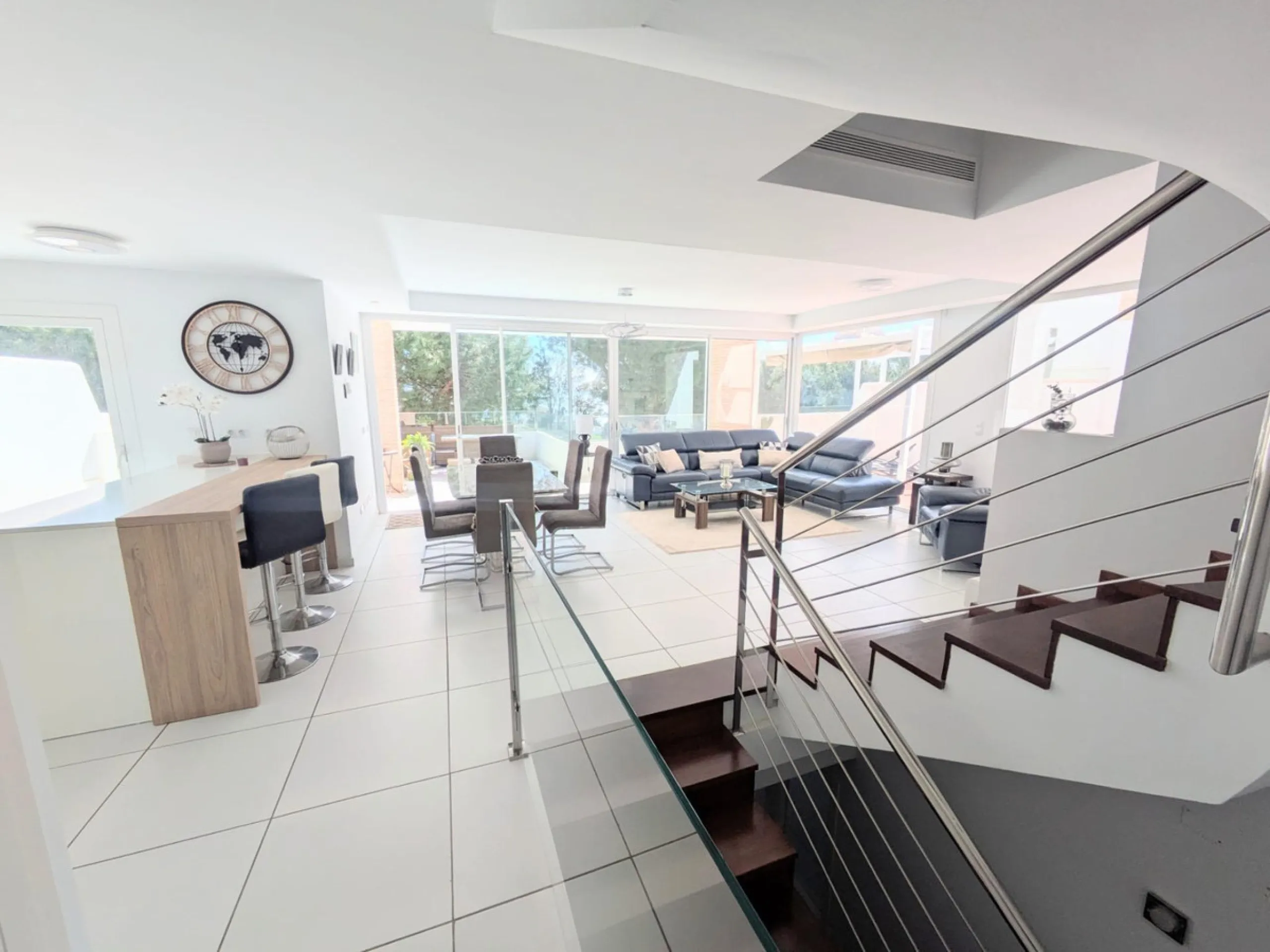 Discover this spectacular minimalist-style villa (built in 2019), located in one of the most privileged and tranquil areas of Benalmádena, surrounded by nature and with breathtaking sea views from its three terraces.