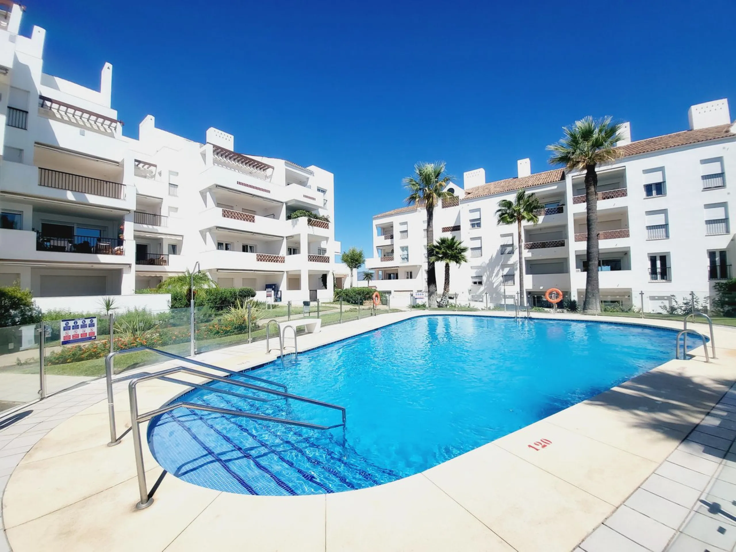 Apartment - Middle Floor Apartment в продаже в Mijas, Málaga. В доме 3 спален и 3 ванных комнат. Площадь дома 151 м²