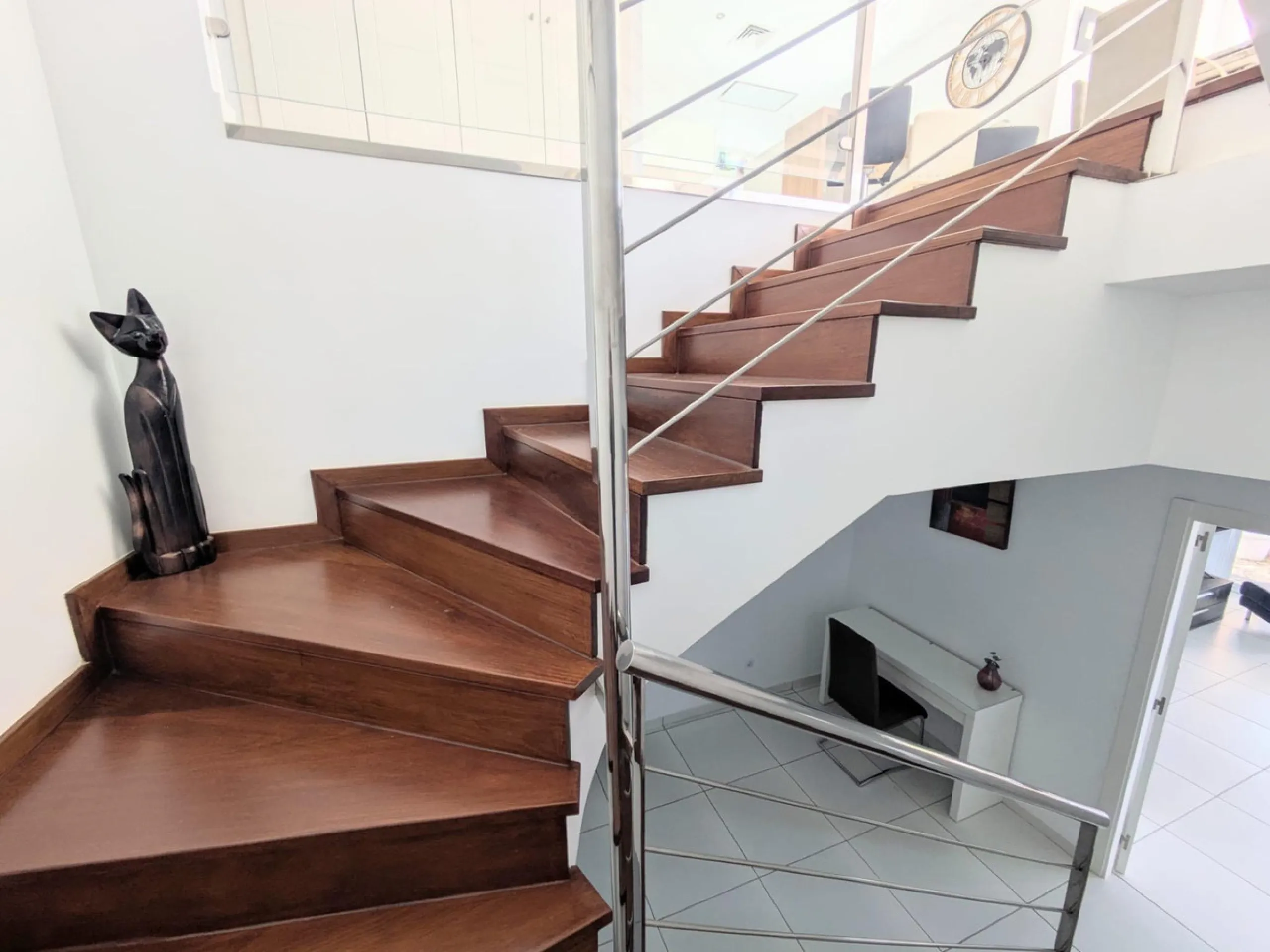 Discover this spectacular minimalist-style villa (built in 2019), located in one of the most privileged and tranquil areas of Benalmádena, surrounded by nature and with breathtaking sea views from its three terraces.