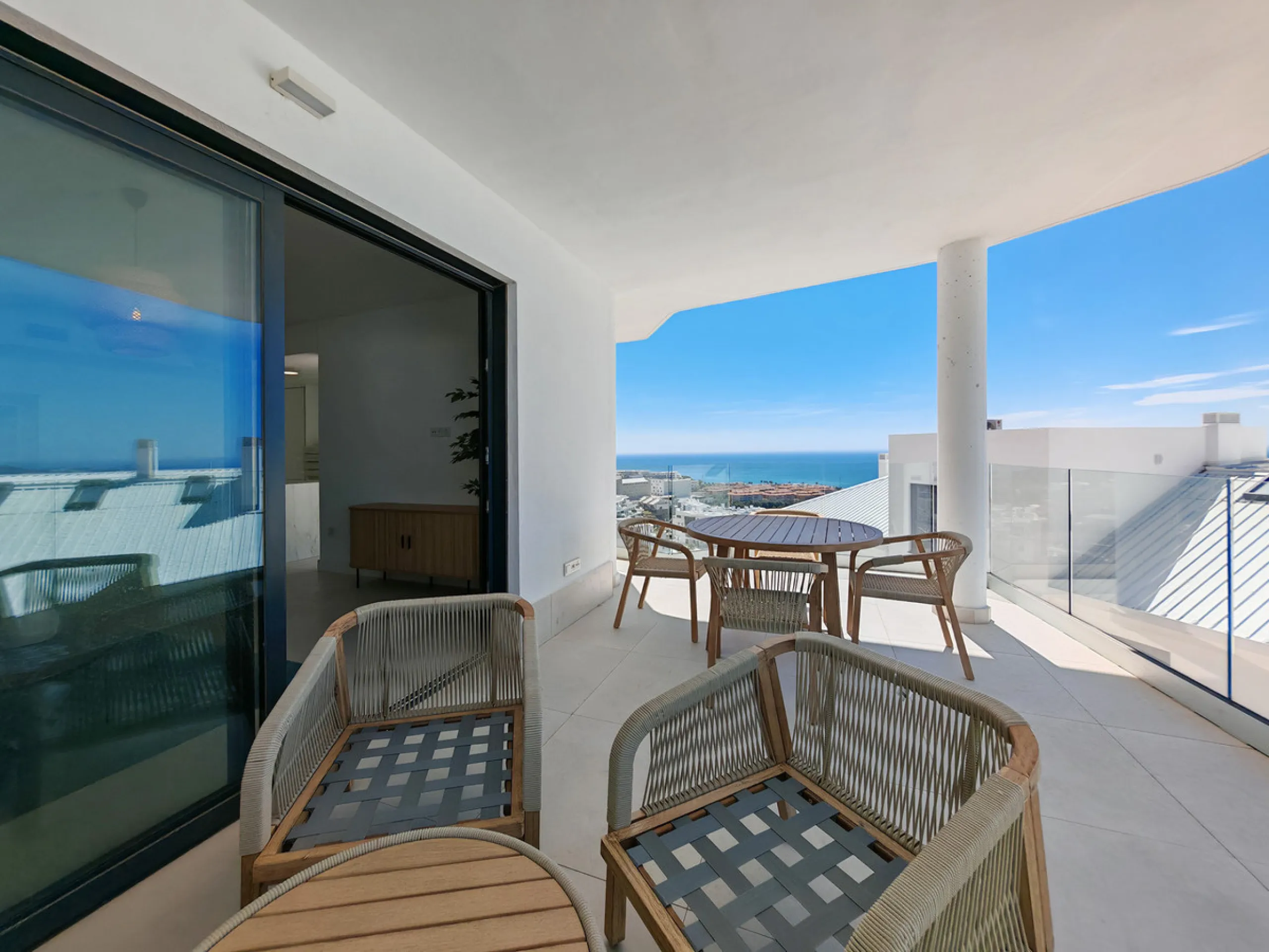 Apartment for sale in , Fuengirola with 3 bedrooms, 2 bathrooms, 1 on suite bathroom, 1 toilet and with orientation south, with communal swimming pool and private garage (1 parking spaces). Regarding property dimensions, it has 118.95 m² built, 93.1 m² in
