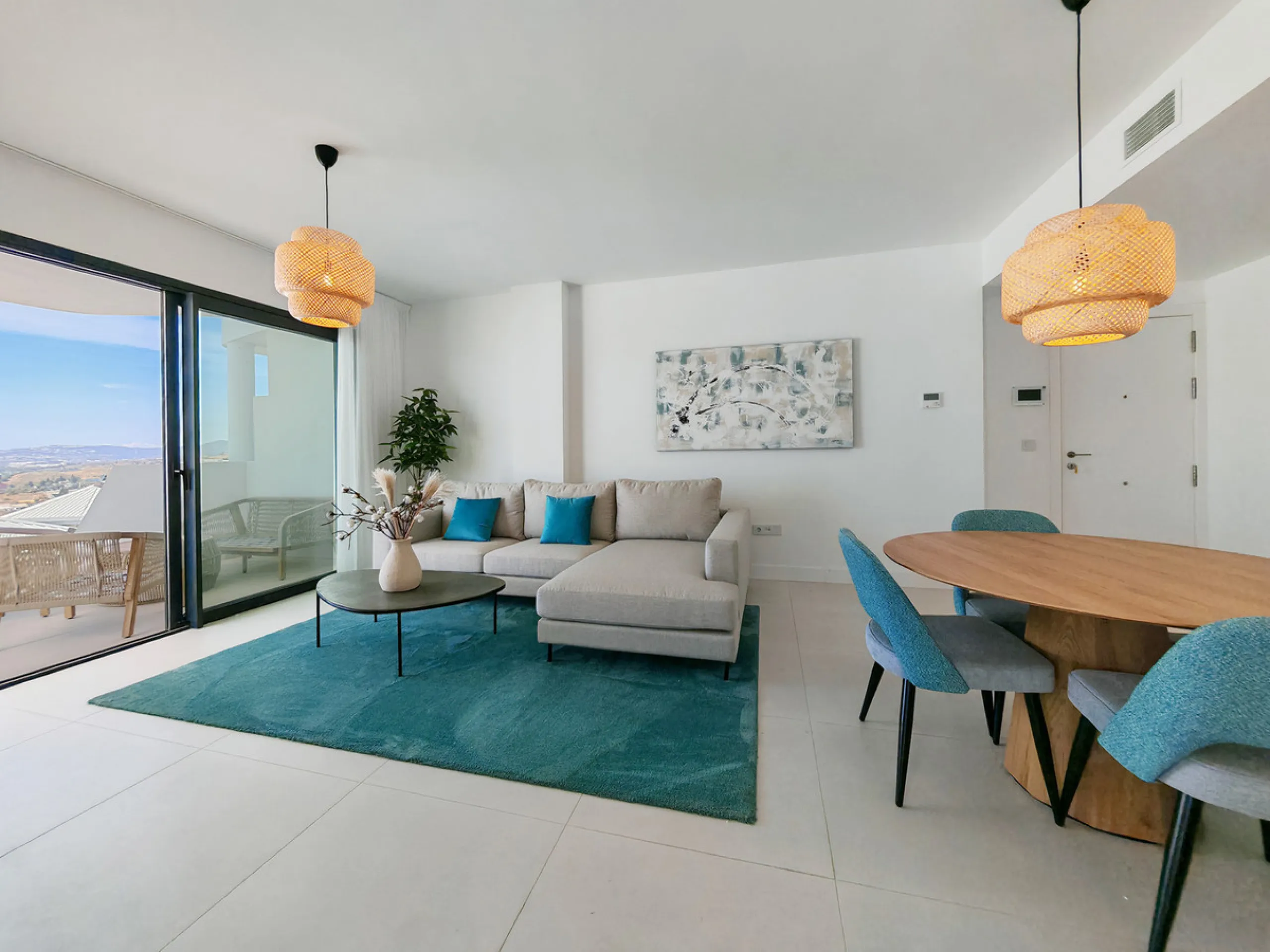 Apartment for sale in , Fuengirola with 3 bedrooms, 2 bathrooms, 1 on suite bathroom, 1 toilet and with orientation south, with communal swimming pool and private garage (1 parking spaces). Regarding property dimensions, it has 118.95 m² built, 93.1 m² in
