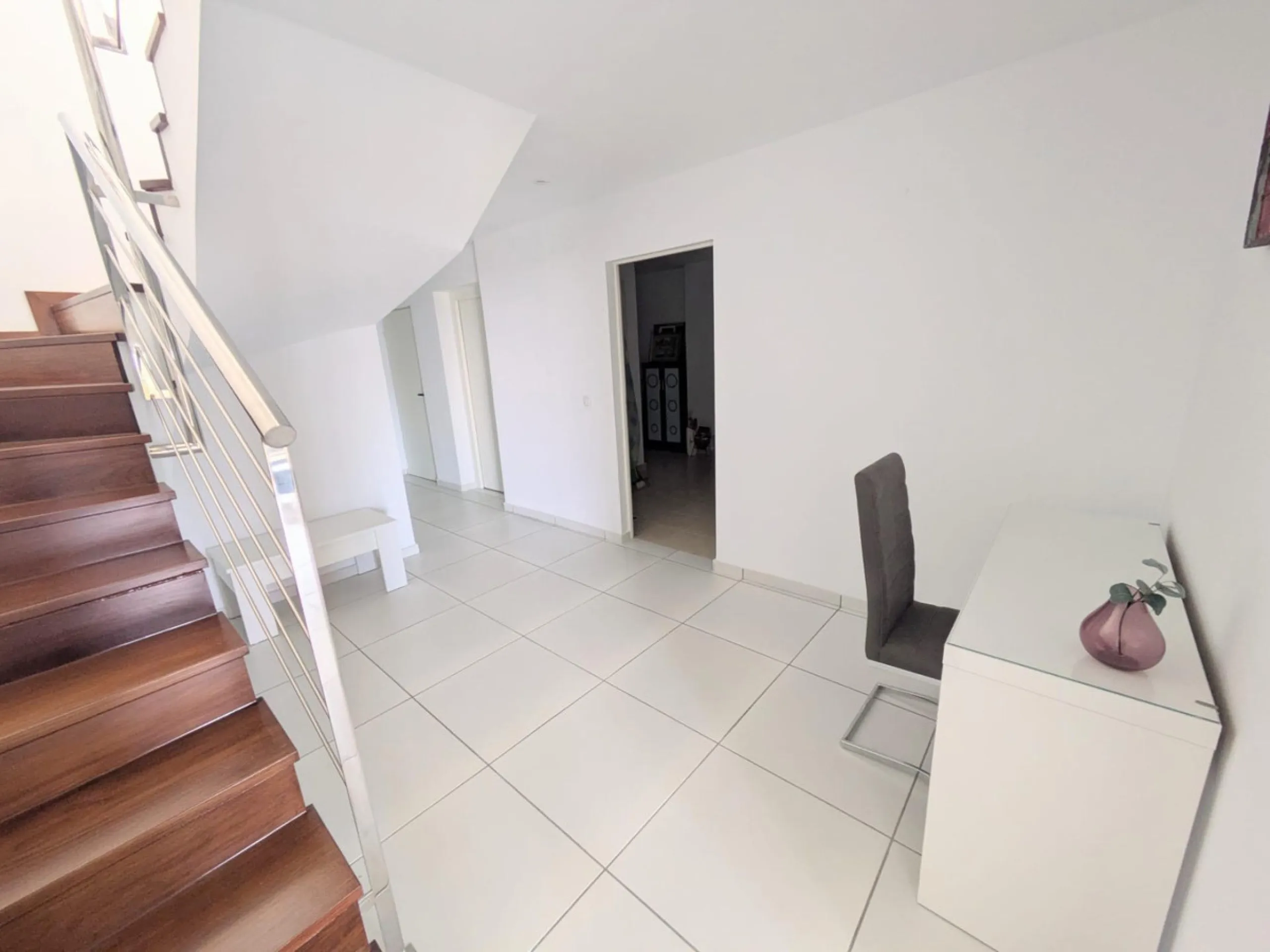 Discover this spectacular minimalist-style villa (built in 2019), located in one of the most privileged and tranquil areas of Benalmádena, surrounded by nature and with breathtaking sea views from its three terraces.