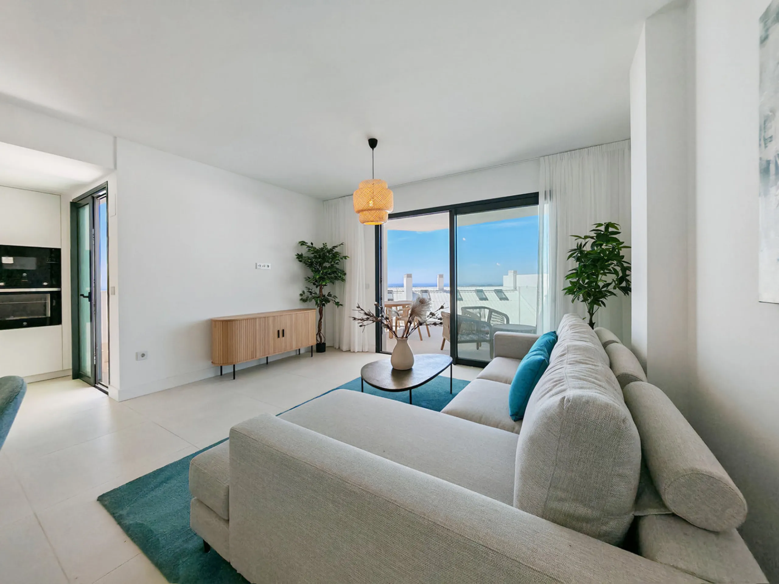 Apartment for sale in , Fuengirola with 3 bedrooms, 2 bathrooms, 1 on suite bathroom, 1 toilet and with orientation south, with communal swimming pool and private garage (1 parking spaces). Regarding property dimensions, it has 118.95 m² built, 93.1 m² in