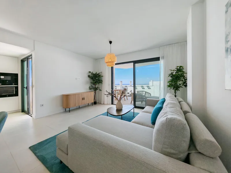 Apartment for sale in , Fuengirola with 3 bedrooms, 2 bathrooms, 1 on suite bathroom, 1 toilet and with orientation south, with communal swimming pool and private garage (1 parking spaces). Regarding property dimensions, it has 118.95 m² built, 93.1 m² in