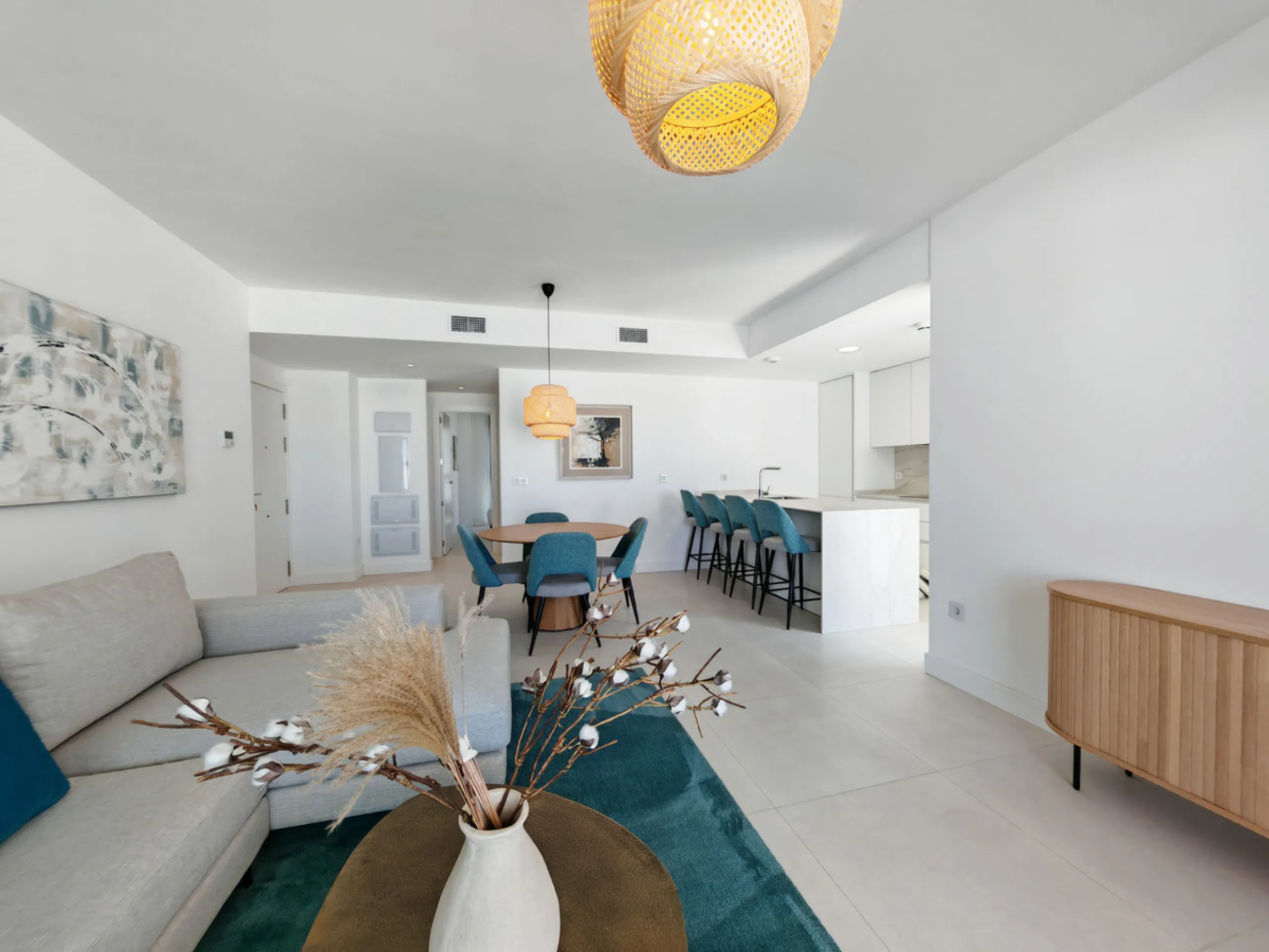 Apartment for sale in , Fuengirola with 3 bedrooms, 2 bathrooms, 1 on suite bathroom, 1 toilet and with orientation south, with communal swimming pool and private garage (1 parking spaces). Regarding property dimensions, it has 118.95 m² built, 93.1 m² in