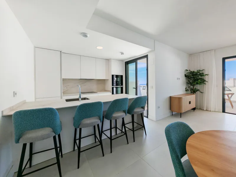 Apartment for sale in , Fuengirola with 3 bedrooms, 2 bathrooms, 1 on suite bathroom, 1 toilet and with orientation south, with communal swimming pool and private garage (1 parking spaces). Regarding property dimensions, it has 118.95 m² built, 93.1 m² in