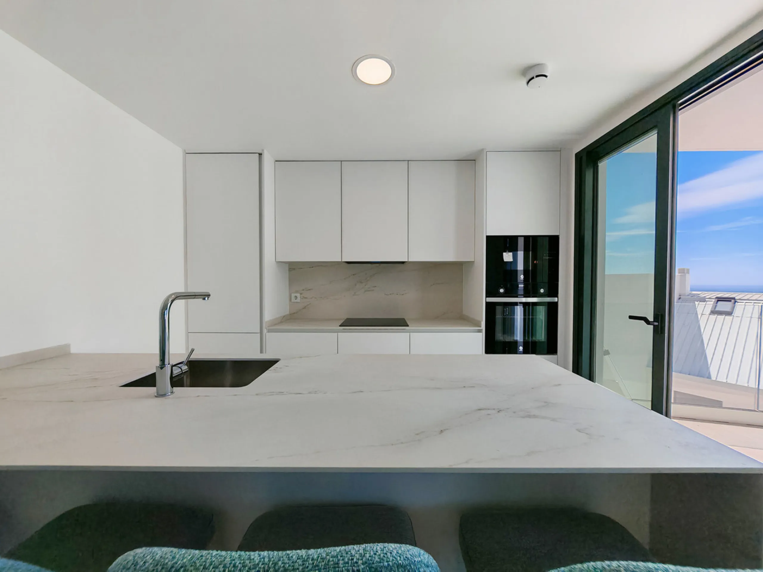 Apartment for sale in , Fuengirola with 3 bedrooms, 2 bathrooms, 1 on suite bathroom, 1 toilet and with orientation south, with communal swimming pool and private garage (1 parking spaces). Regarding property dimensions, it has 118.95 m² built, 93.1 m² in