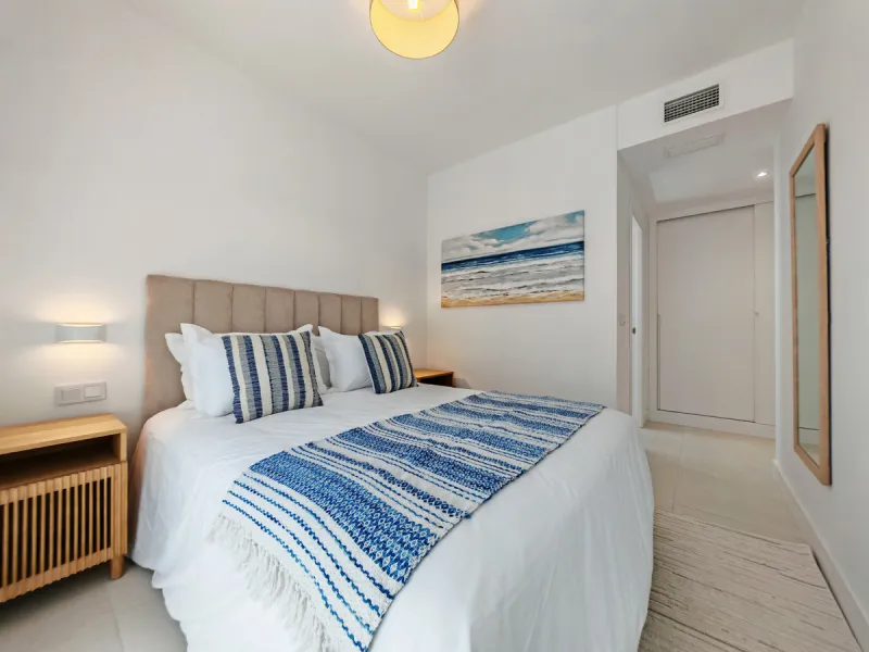 Apartment for sale in , Fuengirola with 3 bedrooms, 2 bathrooms, 1 on suite bathroom, 1 toilet and with orientation south, with communal swimming pool and private garage (1 parking spaces). Regarding property dimensions, it has 118.95 m² built, 93.1 m² in
