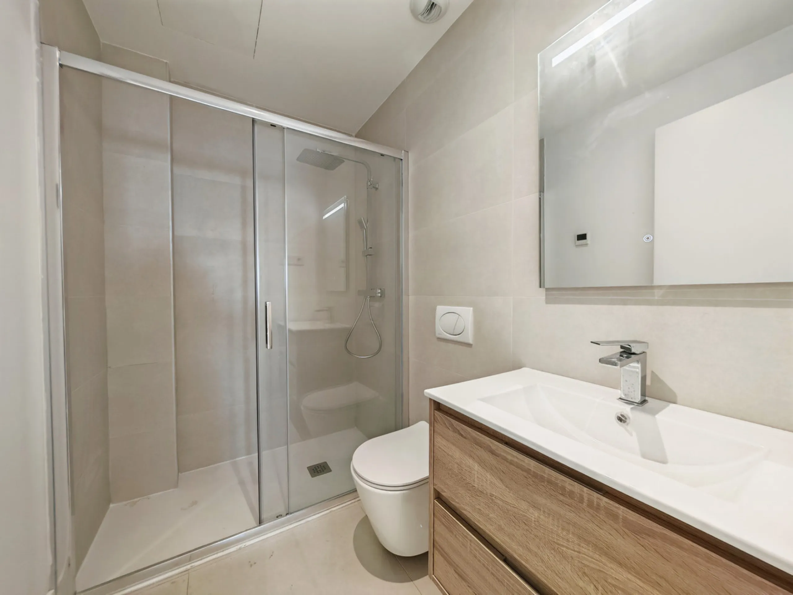Apartment for sale in , Fuengirola with 3 bedrooms, 2 bathrooms, 1 on suite bathroom, 1 toilet and with orientation south, with communal swimming pool and private garage (1 parking spaces). Regarding property dimensions, it has 118.95 m² built, 93.1 m² in