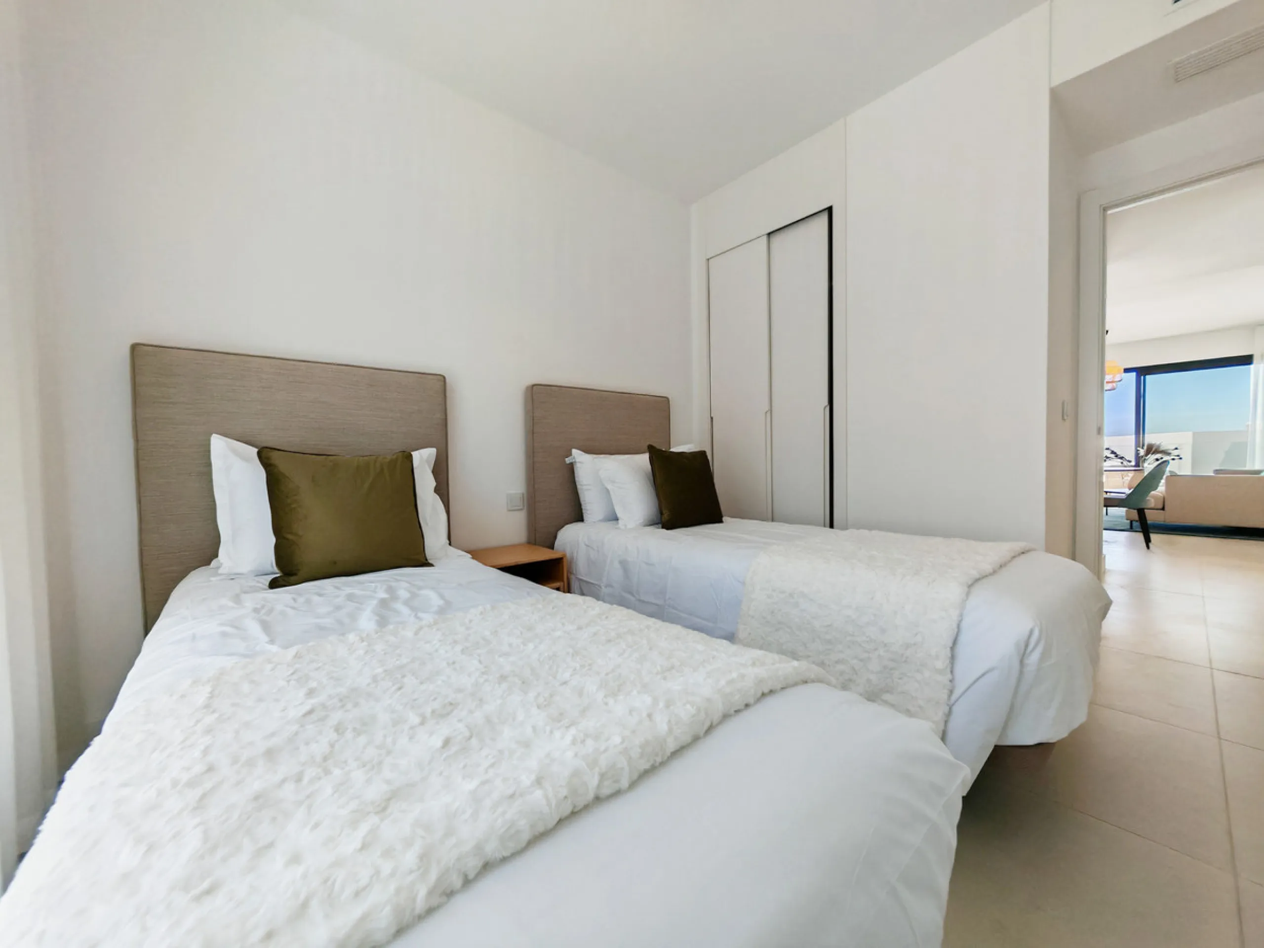 Apartment for sale in , Fuengirola with 3 bedrooms, 2 bathrooms, 1 on suite bathroom, 1 toilet and with orientation south, with communal swimming pool and private garage (1 parking spaces). Regarding property dimensions, it has 118.95 m² built, 93.1 m² in