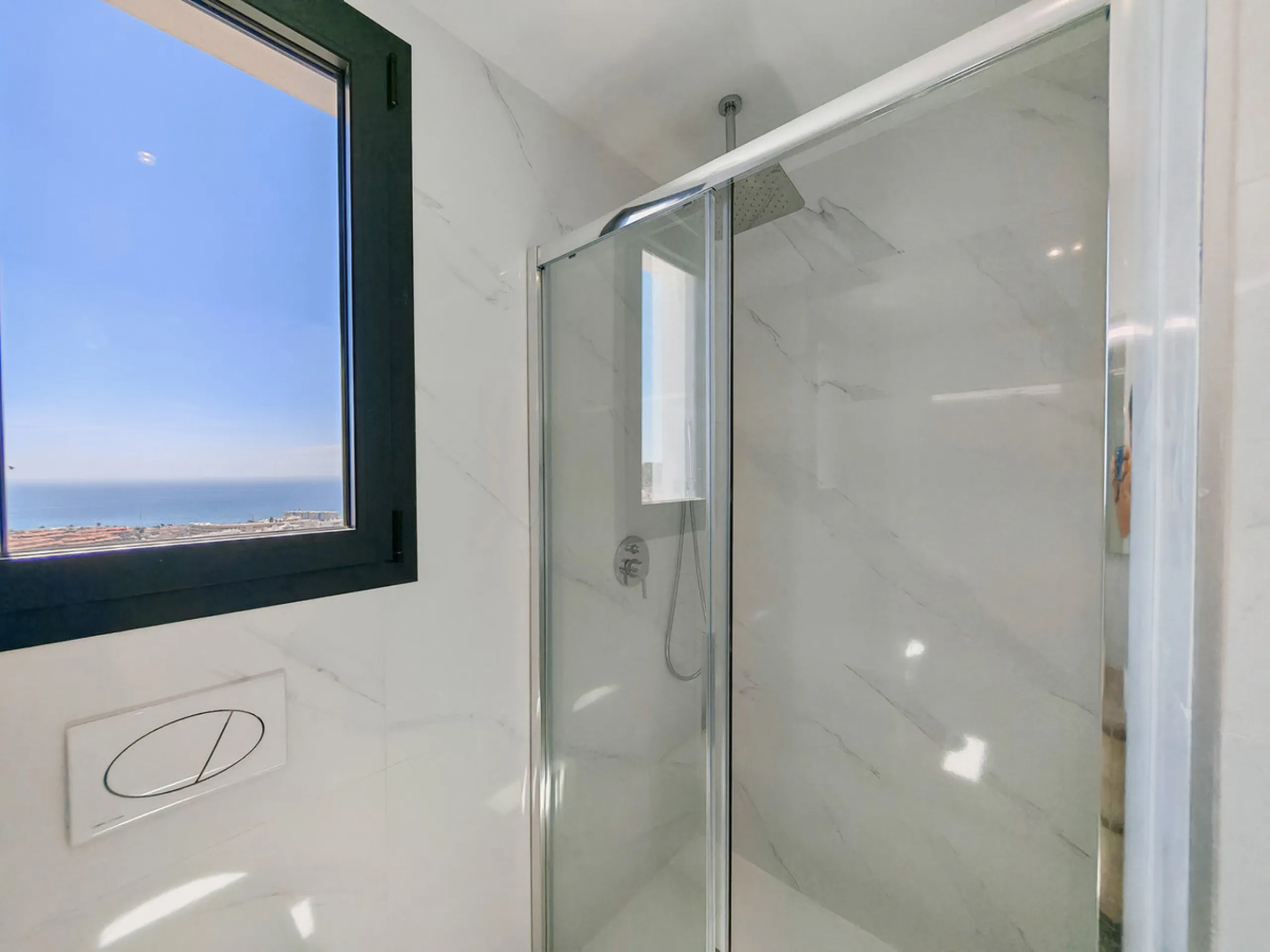 Apartment for sale in , Fuengirola with 3 bedrooms, 2 bathrooms, 1 on suite bathroom, 1 toilet and with orientation south, with communal swimming pool and private garage (1 parking spaces). Regarding property dimensions, it has 118.95 m² built, 93.1 m² in