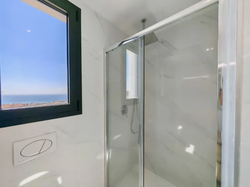 Apartment for sale in , Fuengirola with 3 bedrooms, 2 bathrooms, 1 on suite bathroom, 1 toilet and with orientation south, with communal swimming pool and private garage (1 parking spaces). Regarding property dimensions, it has 118.95 m² built, 93.1 m² in