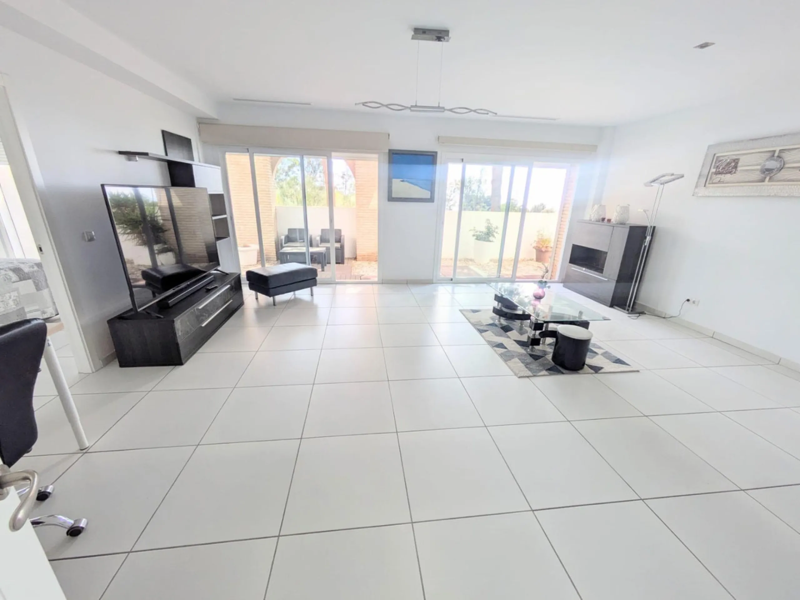 Discover this spectacular minimalist-style villa (built in 2019), located in one of the most privileged and tranquil areas of Benalmádena, surrounded by nature and with breathtaking sea views from its three terraces.