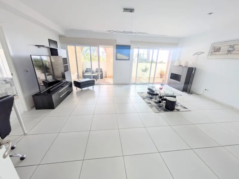 Discover this spectacular minimalist-style villa (built in 2019), located in one of the most privileged and tranquil areas of Benalmádena, surrounded by nature and with breathtaking sea views from its three terraces.