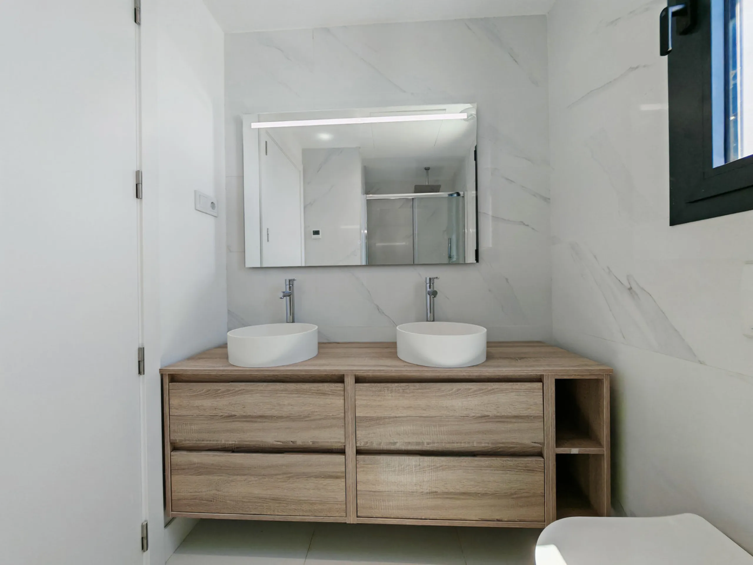 Apartment for sale in , Fuengirola with 3 bedrooms, 2 bathrooms, 1 on suite bathroom, 1 toilet and with orientation south, with communal swimming pool and private garage (1 parking spaces). Regarding property dimensions, it has 118.95 m² built, 93.1 m² in