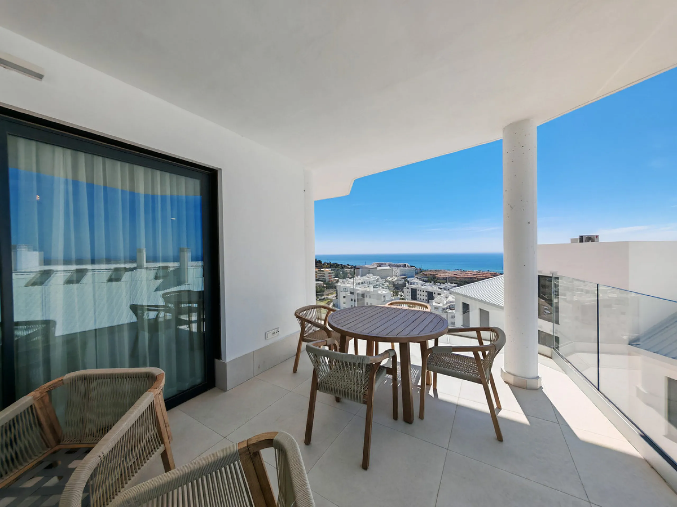Apartment for sale in , Fuengirola with 3 bedrooms, 2 bathrooms, 1 on suite bathroom, 1 toilet and with orientation south, with communal swimming pool and private garage (1 parking spaces). Regarding property dimensions, it has 118.95 m² built, 93.1 m² in