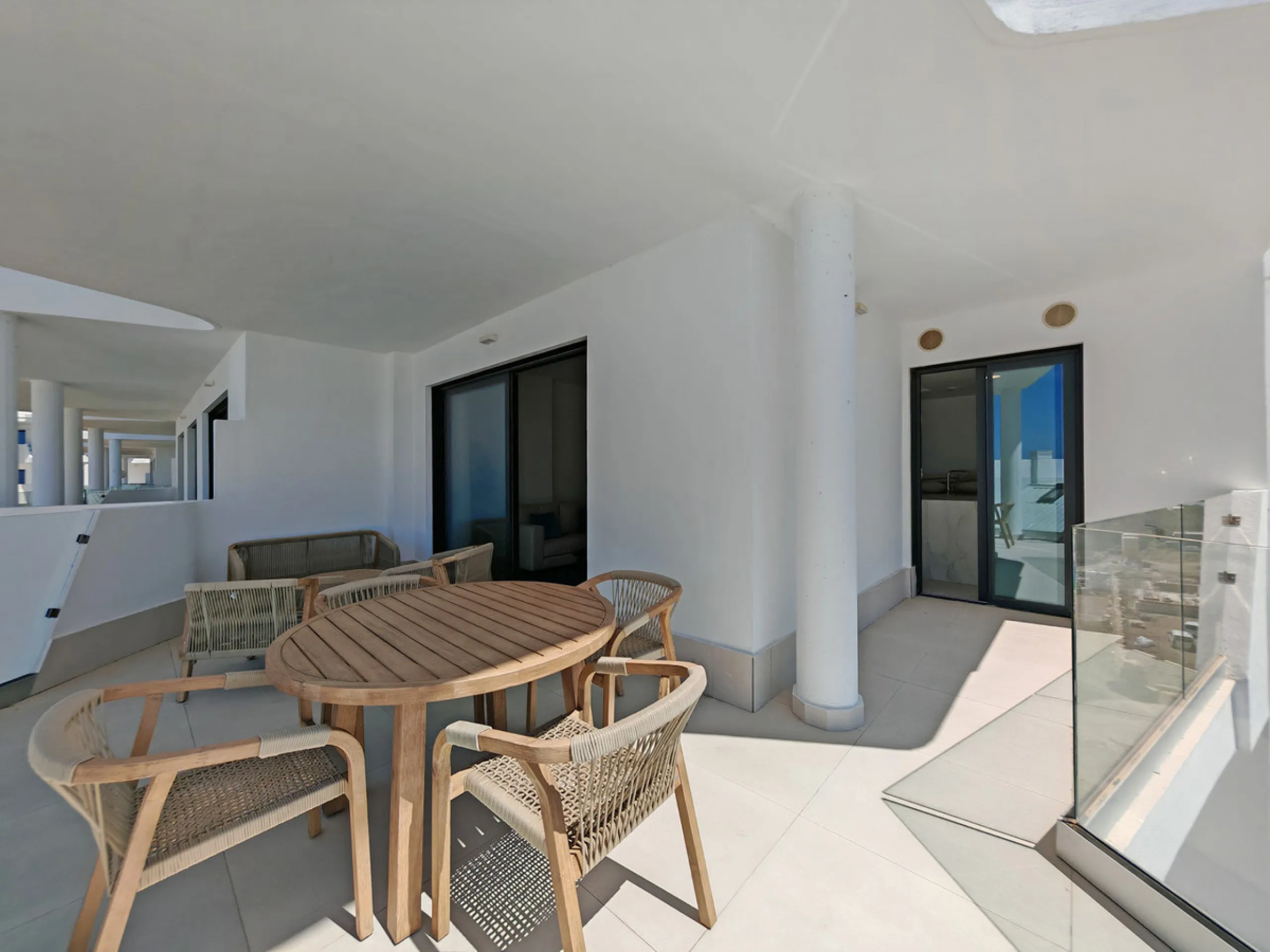 Apartment for sale in , Fuengirola with 3 bedrooms, 2 bathrooms, 1 on suite bathroom, 1 toilet and with orientation south, with communal swimming pool and private garage (1 parking spaces). Regarding property dimensions, it has 118.95 m² built, 93.1 m² in